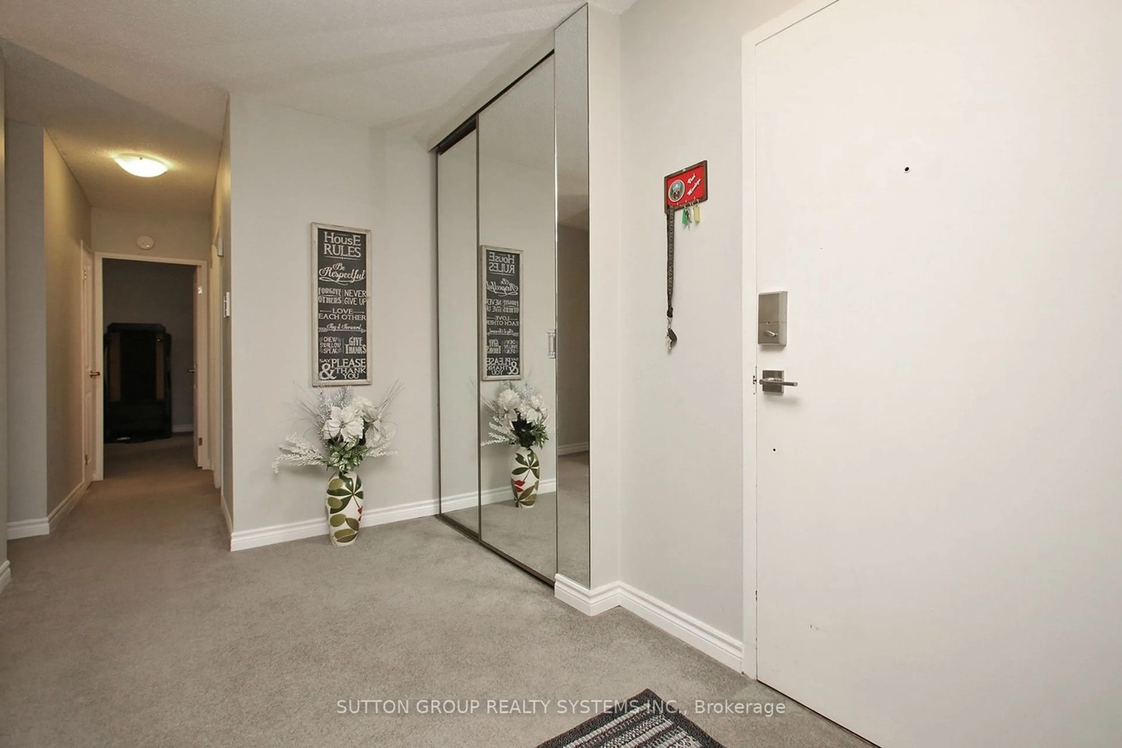 Indoor foyer for 1966 Main St #605, Hamilton Ontario L8S 1J6