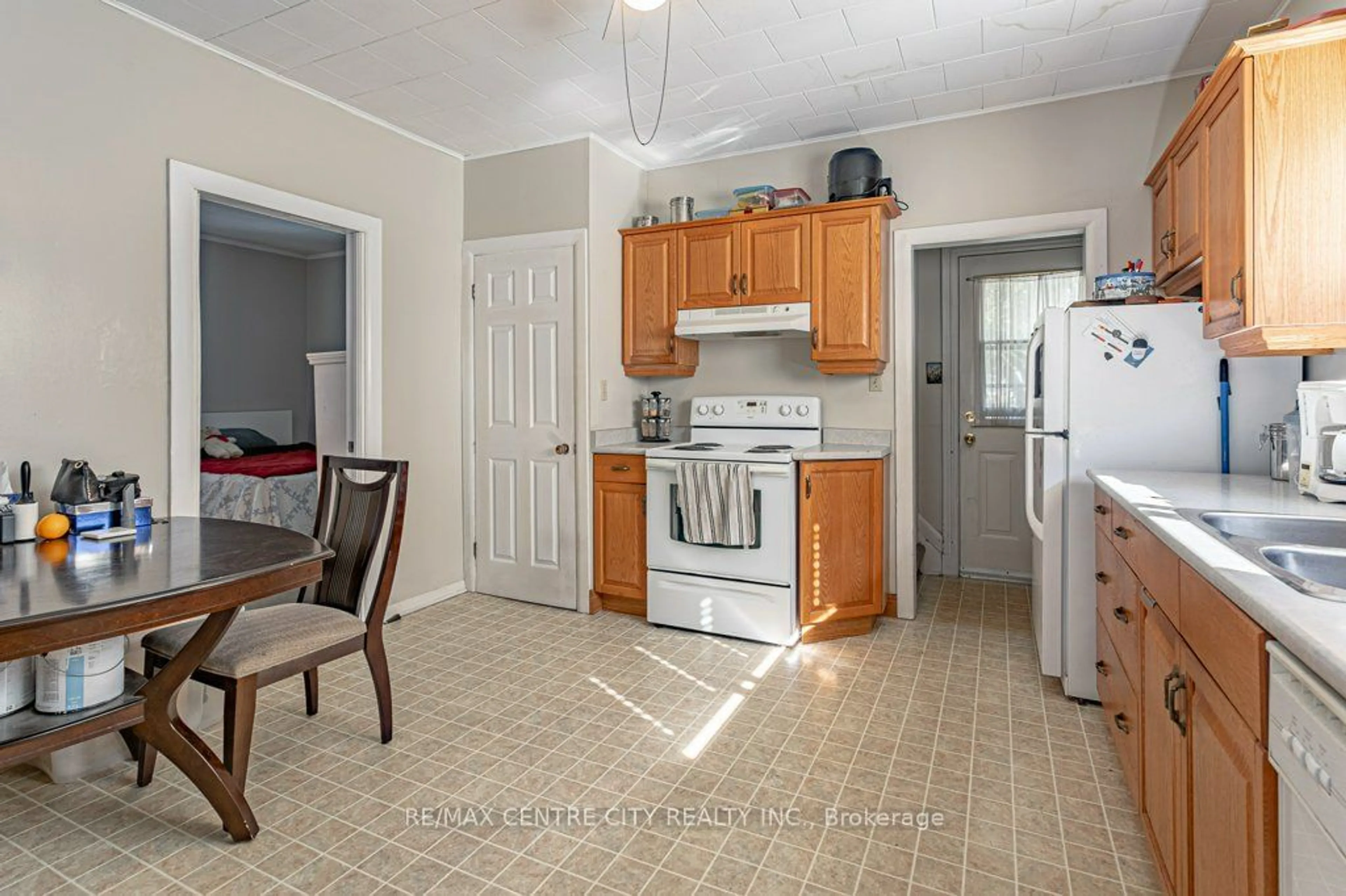 Standard kitchen, unknown floor, cottage for 9 Scott St, St. Thomas Ontario N5P 1K1