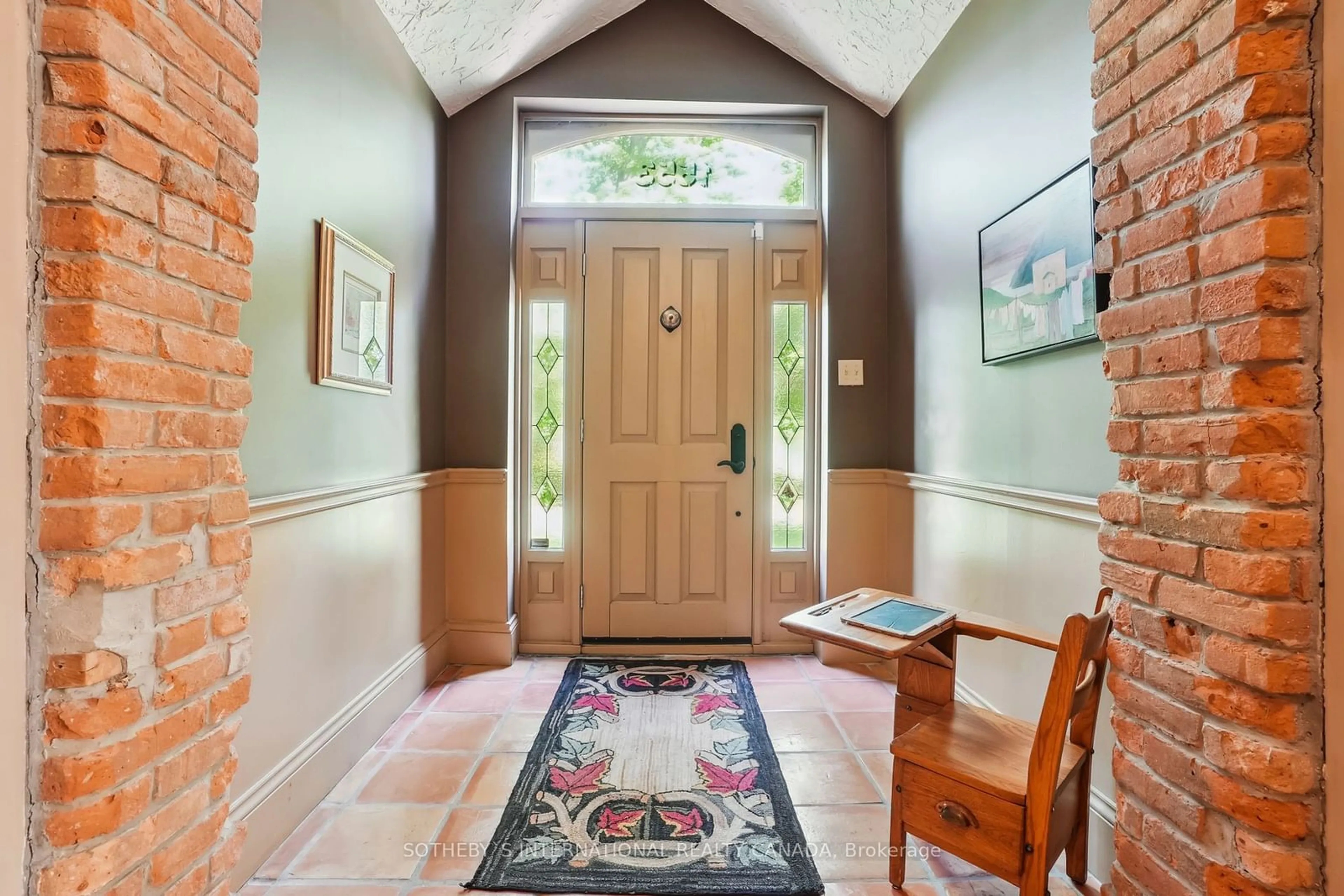 Indoor entryway for 1553 Brock Rd, Hamilton Ontario L9H 5E4