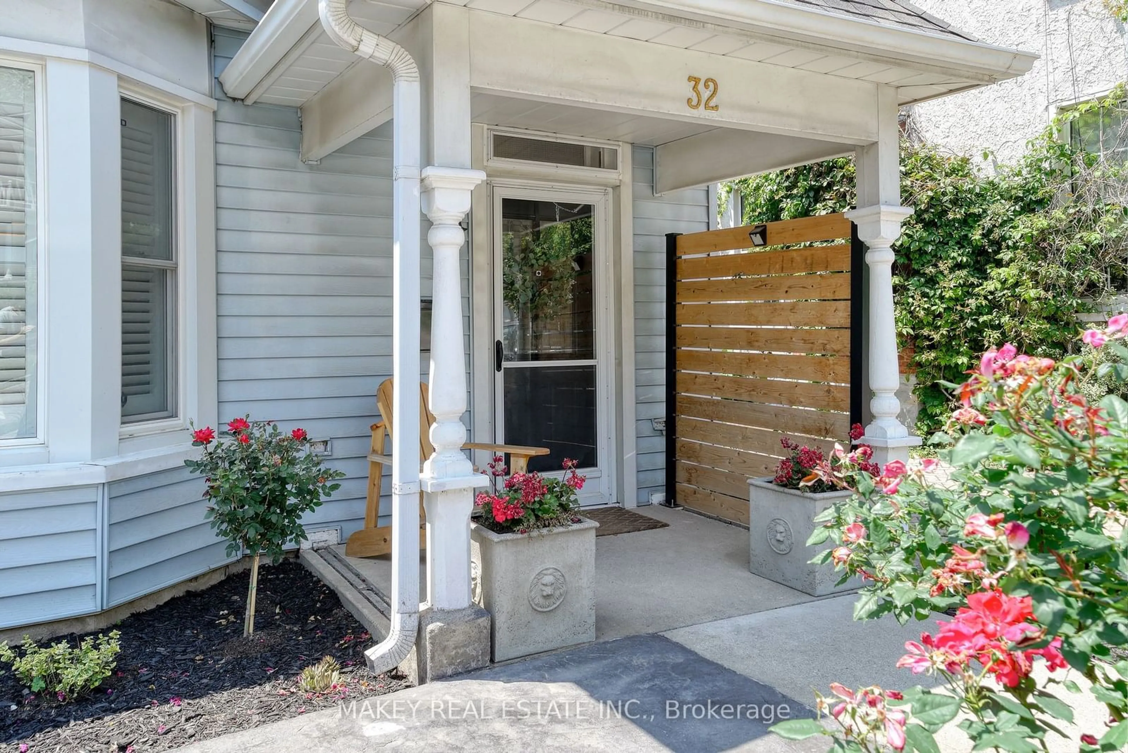 Indoor entryway for 32 Chisholm St, Cambridge Ontario N1R 4E2