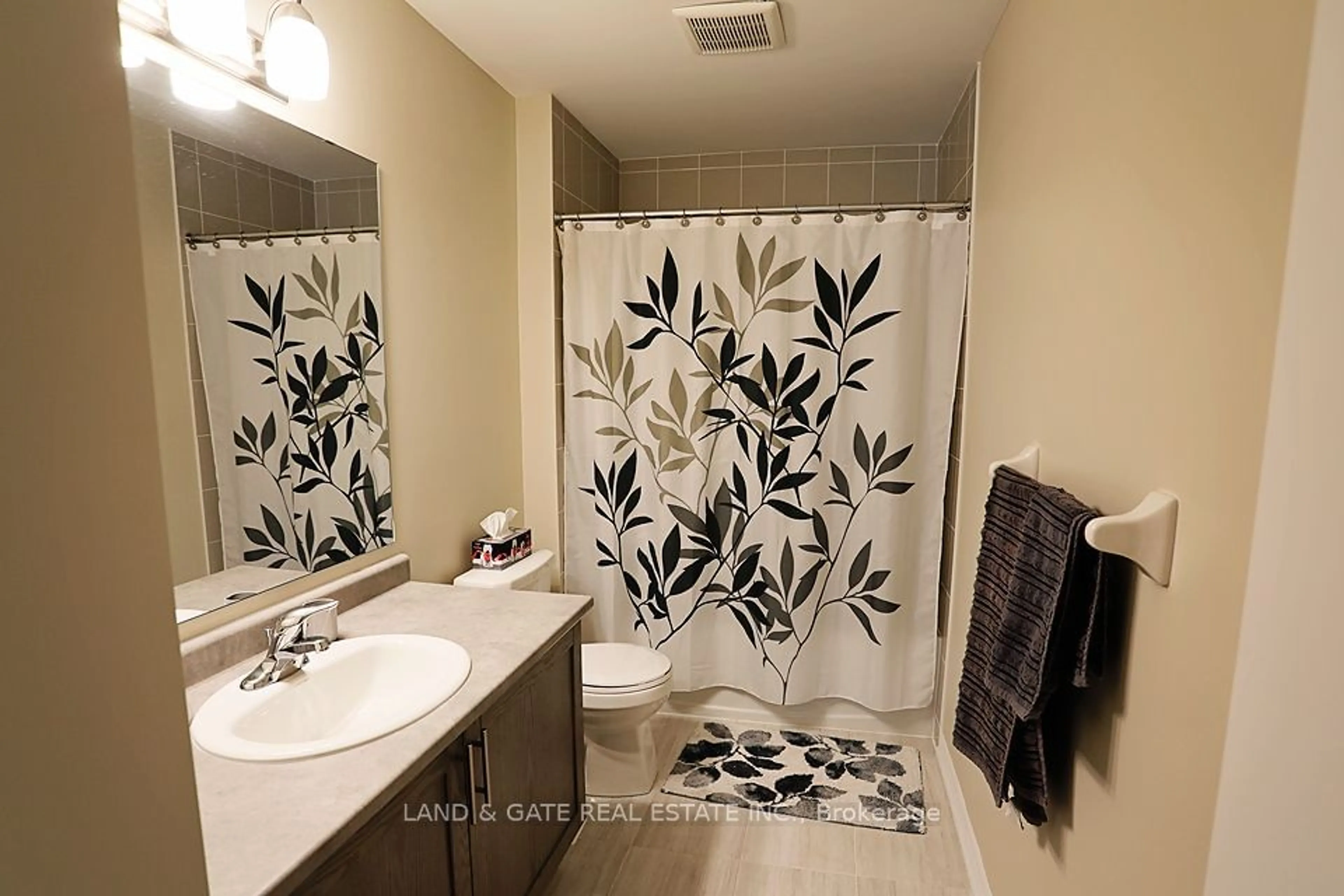 Bathroom, carpet floors for 62 Northhill Ave, Cavan Monaghan Ontario L0A 1G0