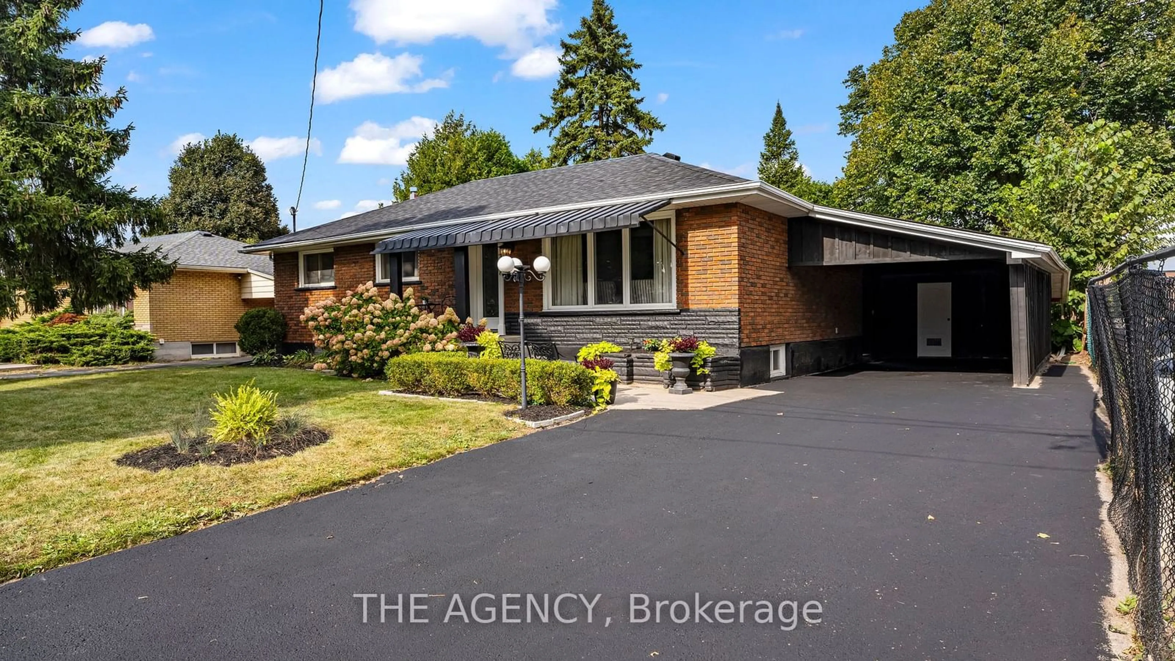 Frontside or backside of a home for 237 Memorial Dr, Brantford Ontario N3R 5T2