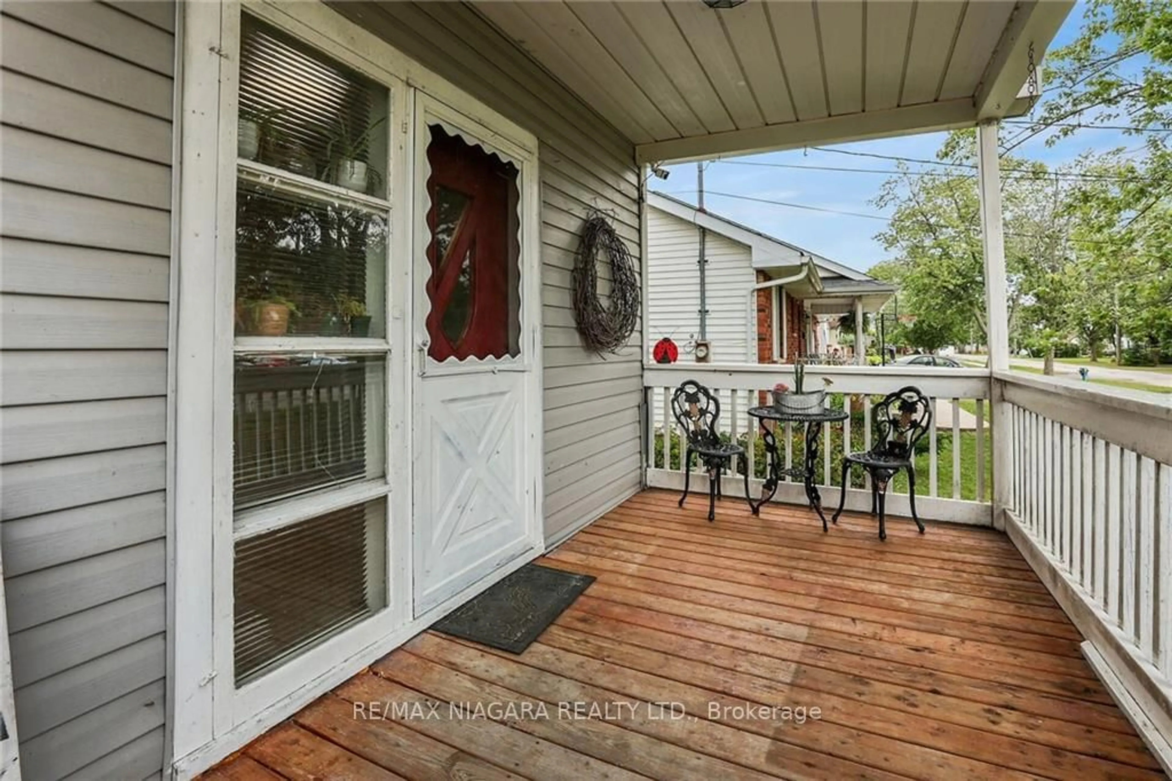 Indoor entryway, wood floors for 2503 Coral Ave, Fort Erie Ontario L0S 1S0