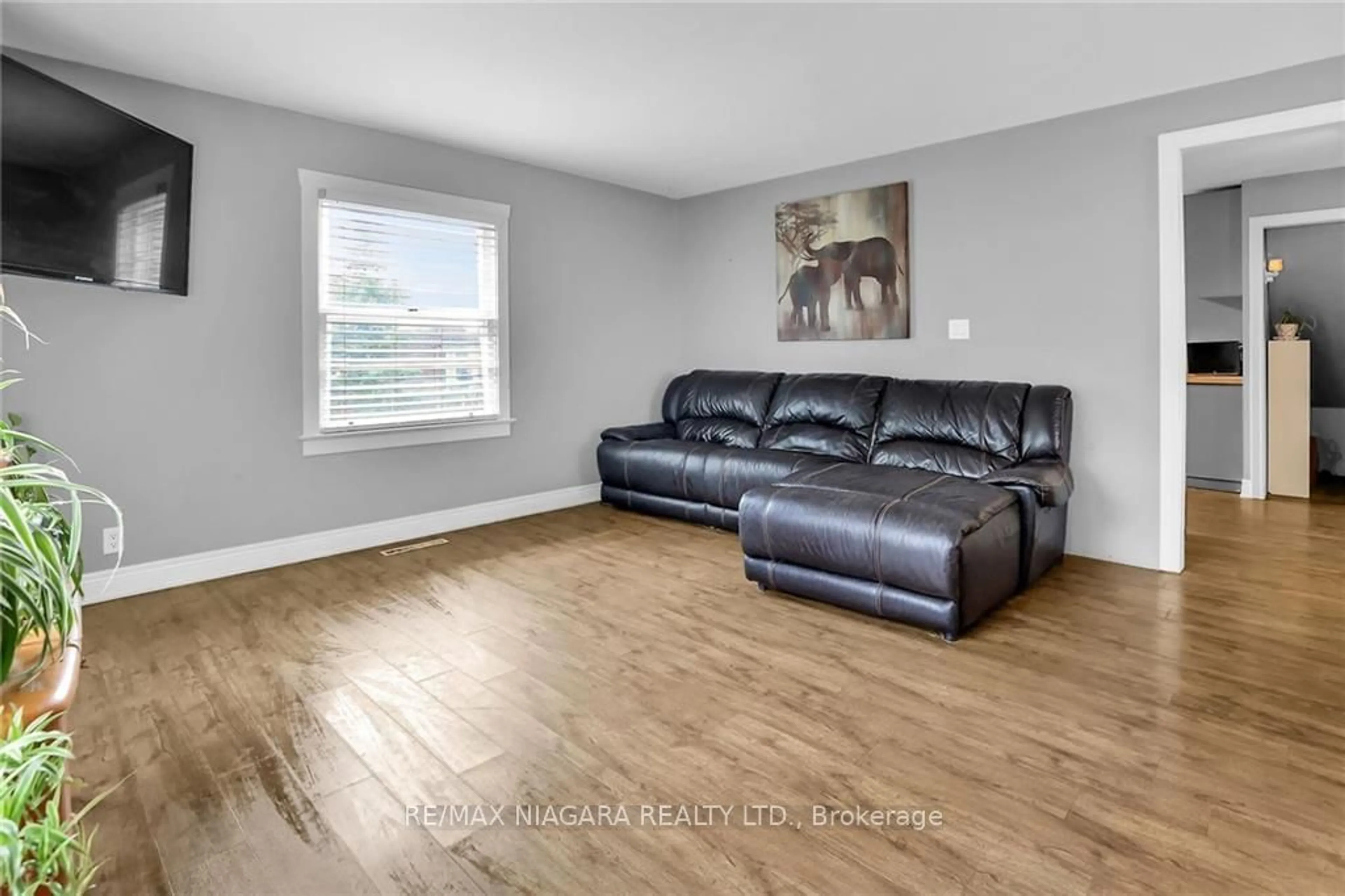 Living room, wood floors for 2503 Coral Ave, Fort Erie Ontario L0S 1S0