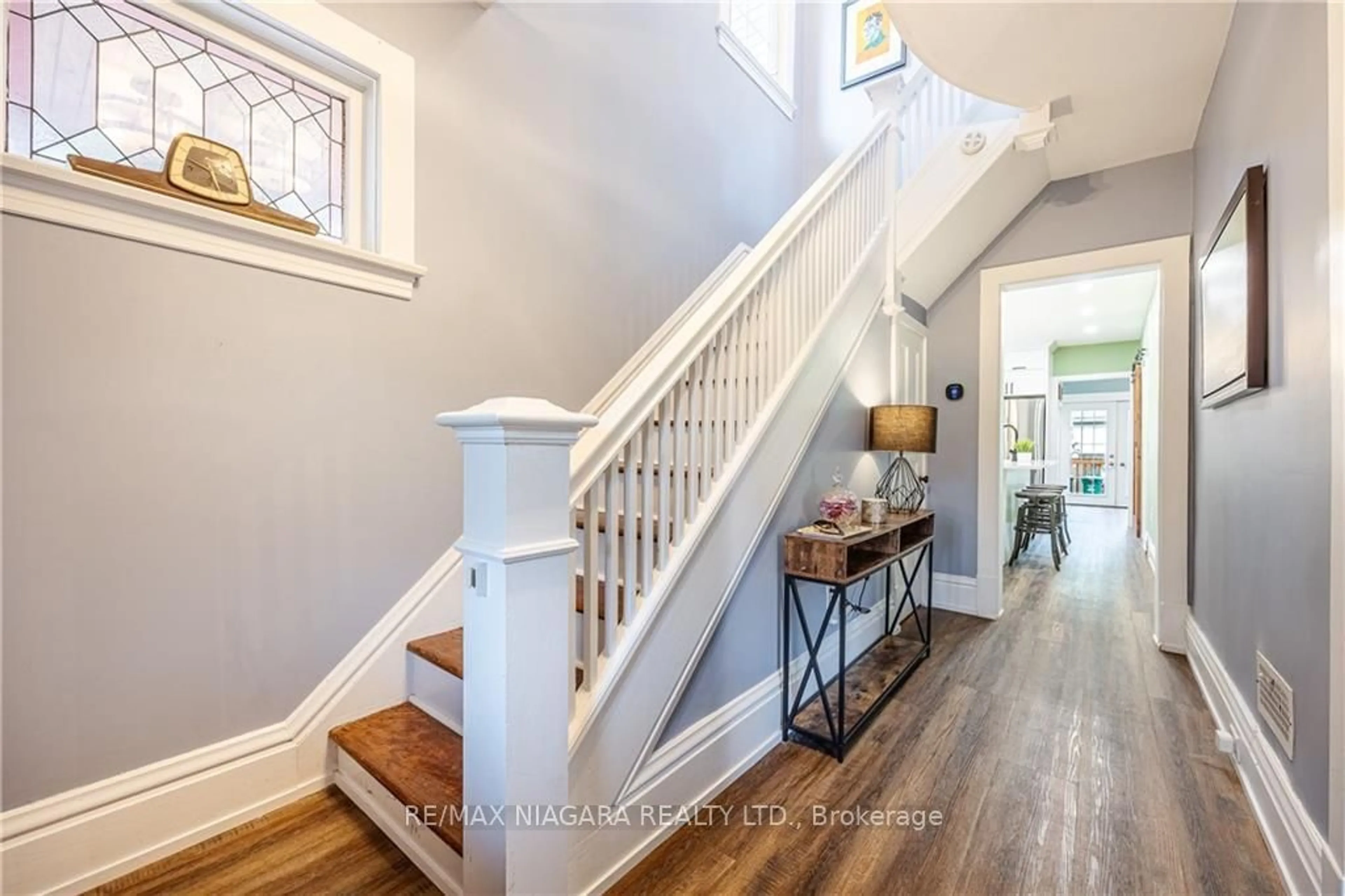 Indoor entryway, wood floors for 7967 Booth St, Niagara Falls Ontario L2H 1E7