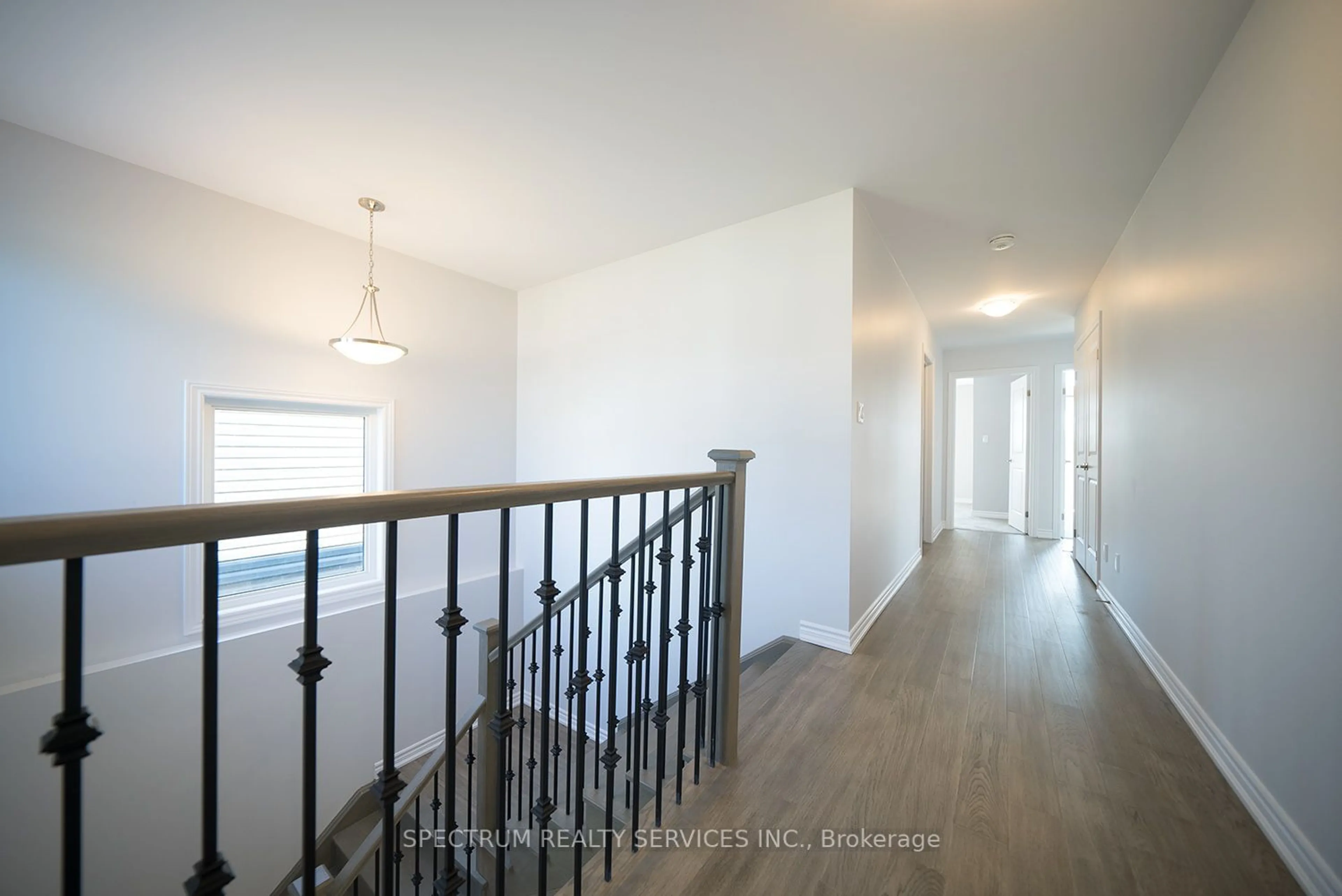 Indoor entryway, wood floors for 52 Bradley Ave, Welland Ontario L3B 5W2