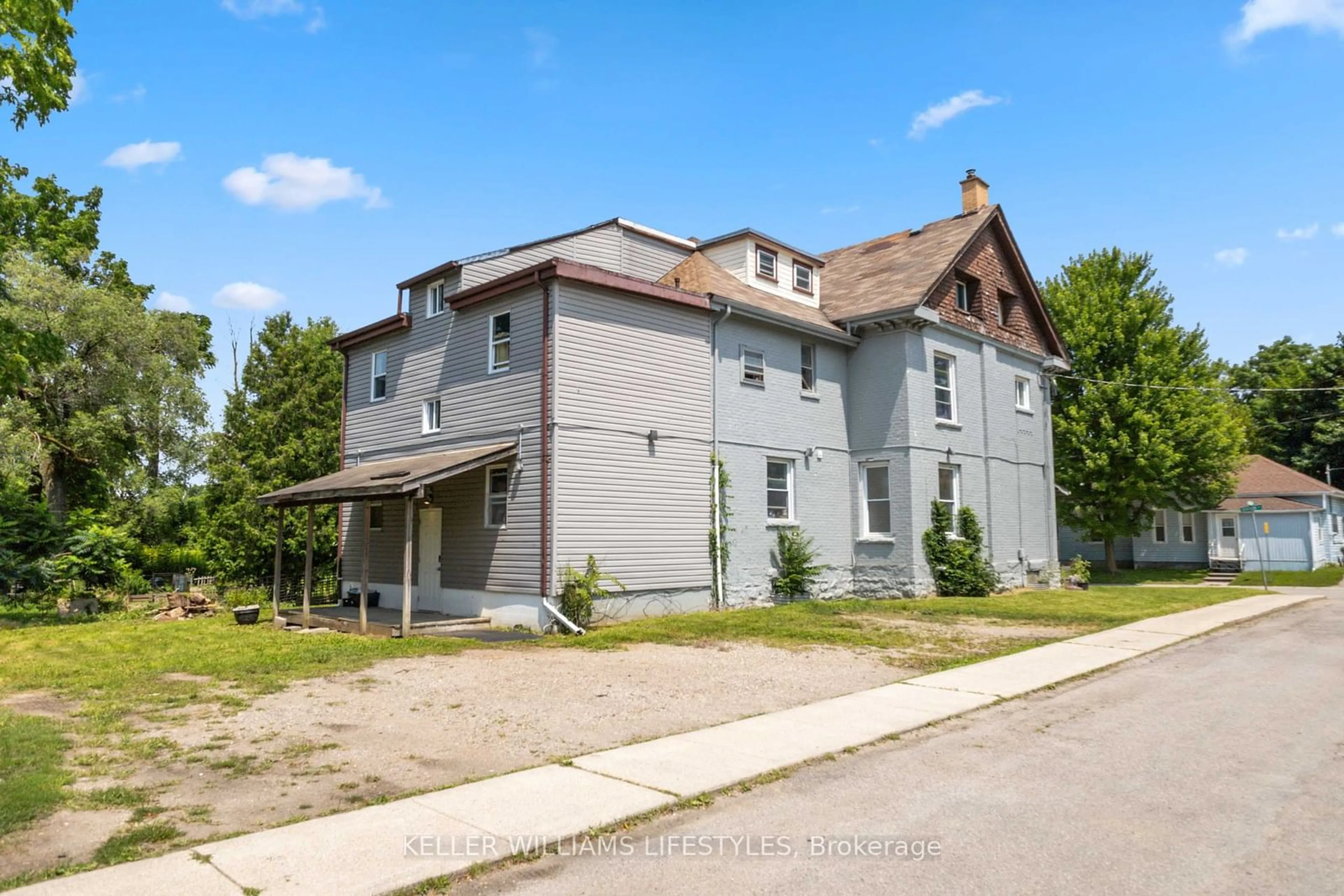 Frontside or backside of a home, the front or back of building for 33 Station St, St. Thomas Ontario N5P 2X1