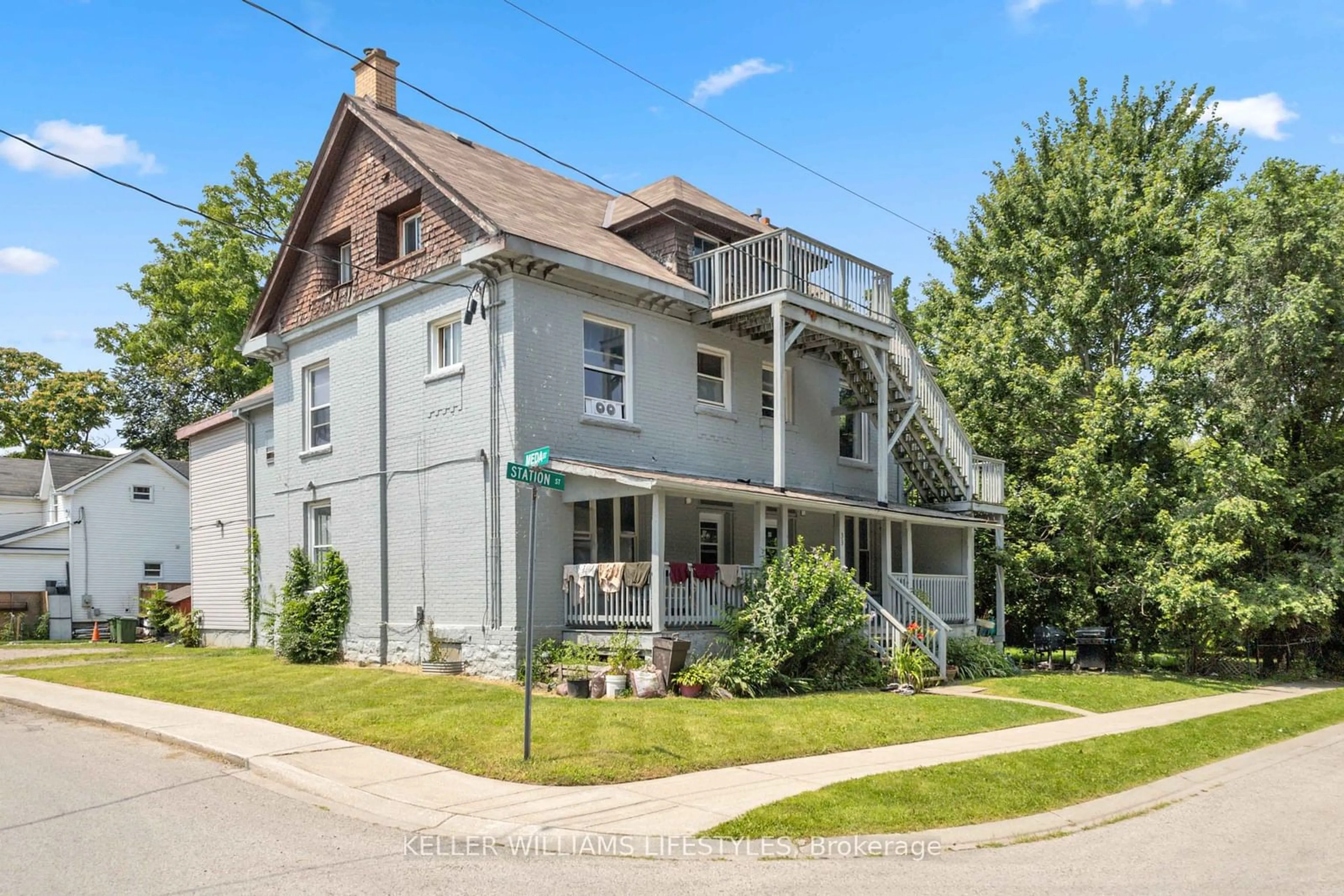 A pic from exterior of the house or condo, the street view for 33 Station St, St. Thomas Ontario N5P 2X1