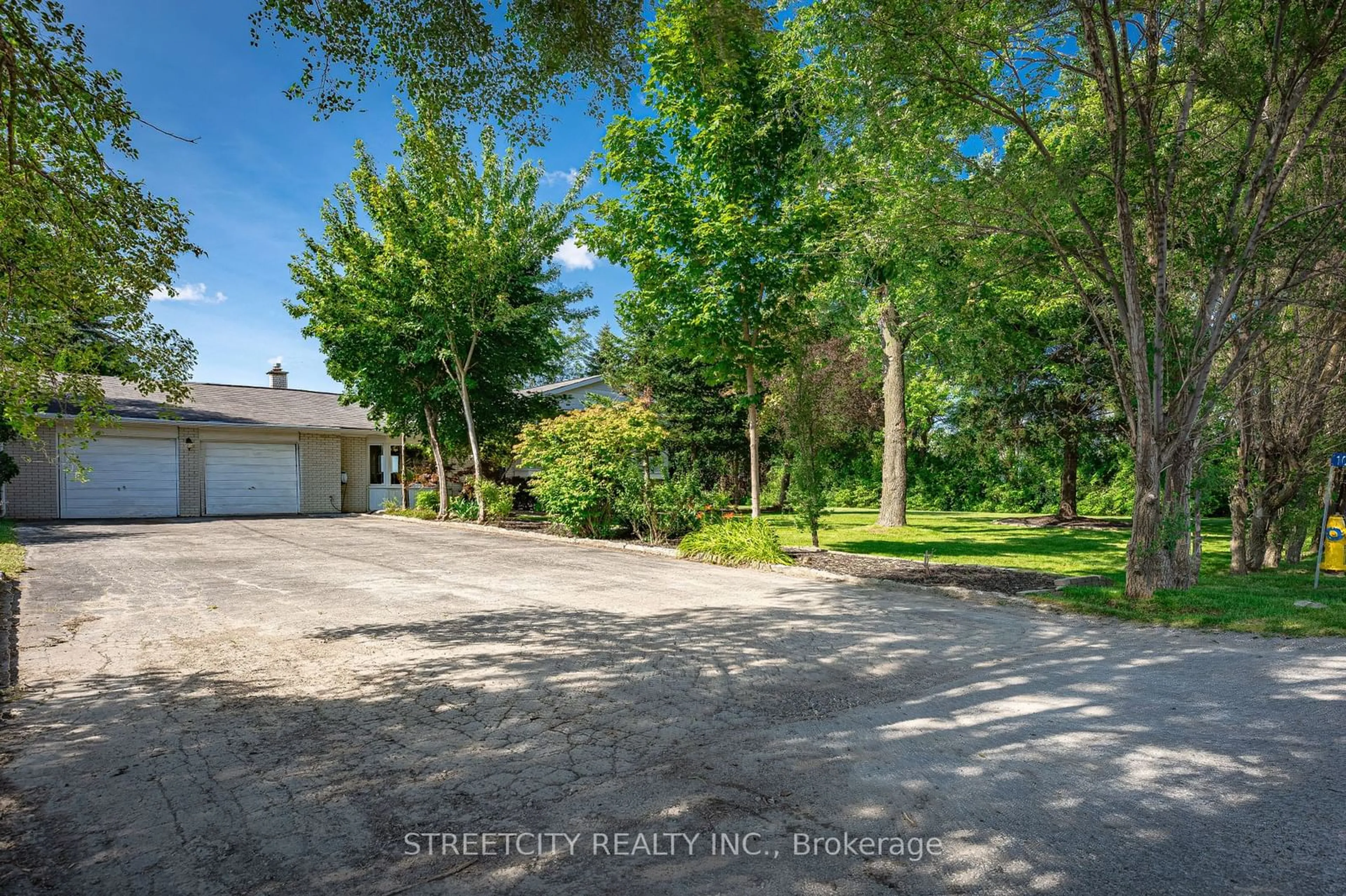 Fenced yard for 1007 Sunningdale Rd, London Ontario N6G 5B7