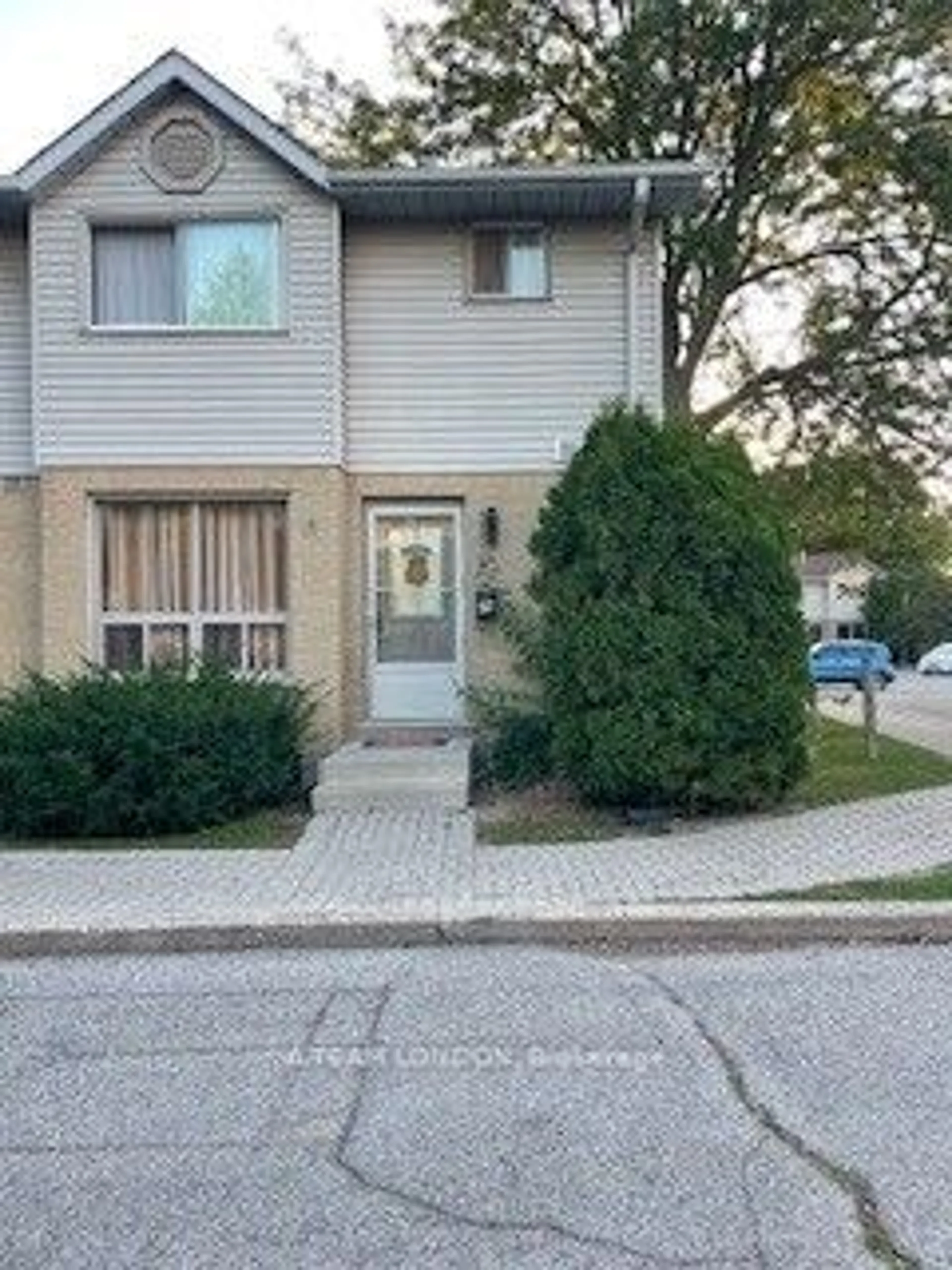 A pic from exterior of the house or condo, the street view for 35 WATERMAN Ave #34, London Ontario N6C 5T3