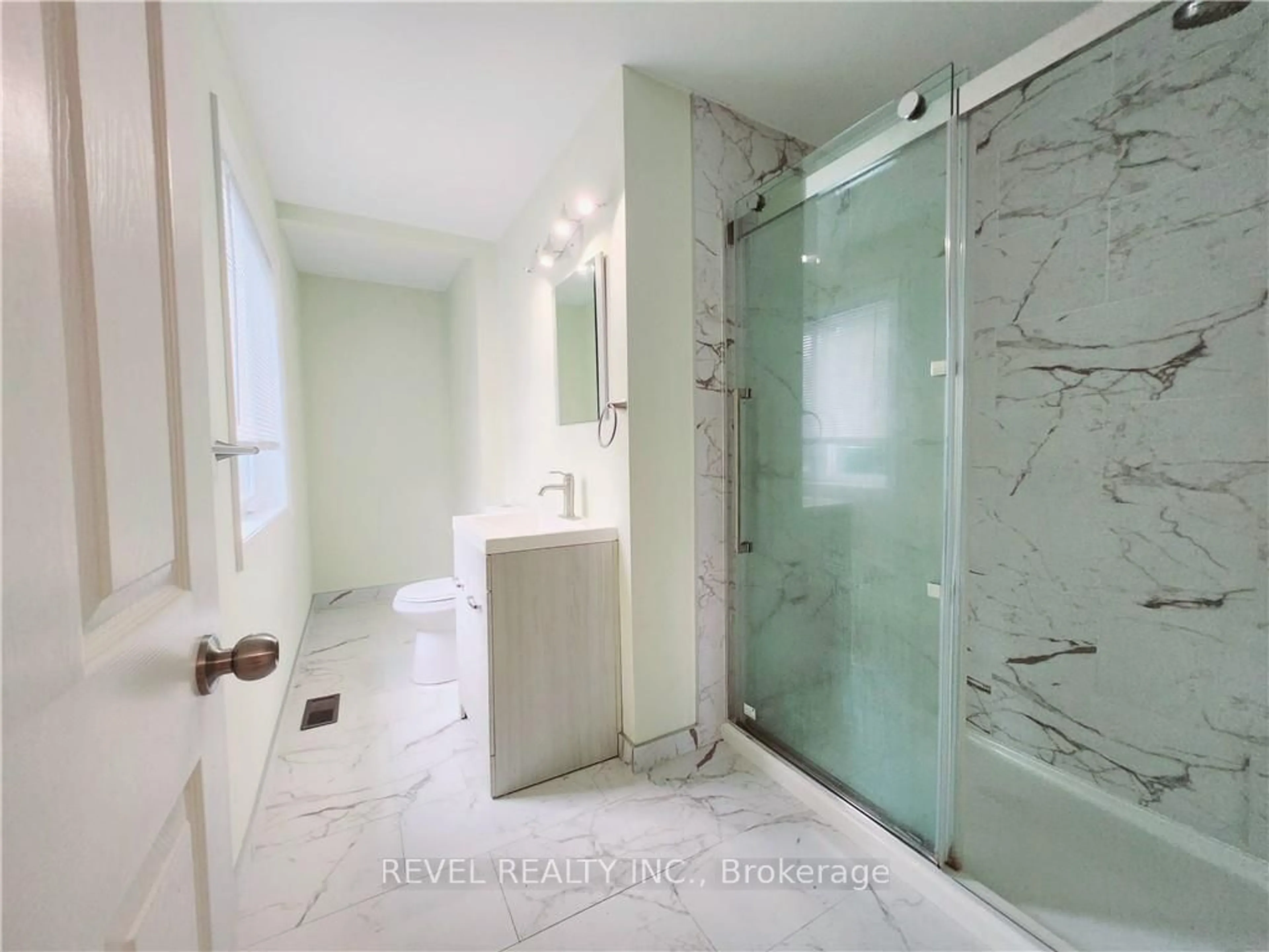 Contemporary bathroom for 155 Samuelson St, Cambridge Ontario N1R 1K2