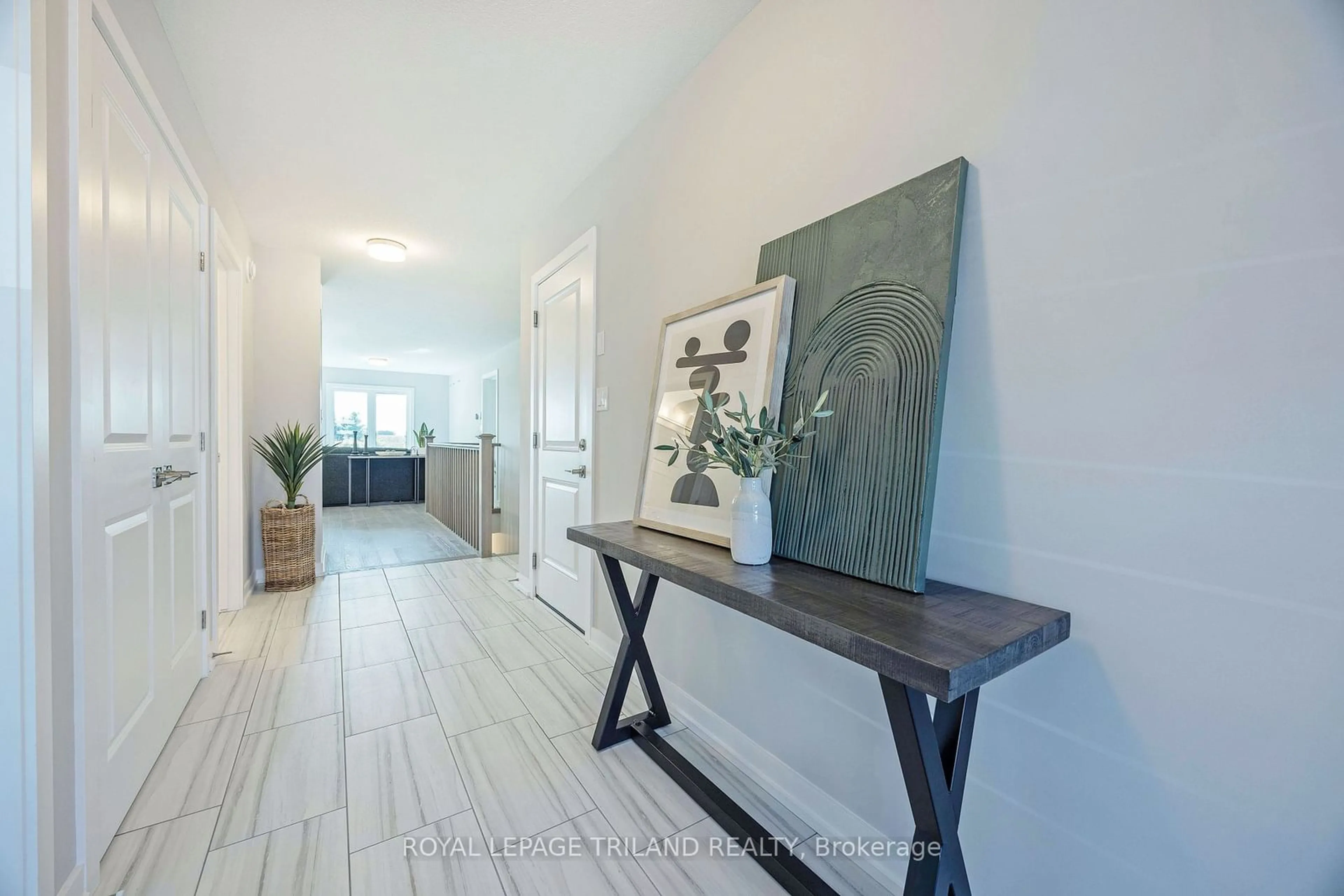 Indoor entryway, wood floors for 54 SILVERLEAF Path, St. Thomas Ontario N5R 0N7