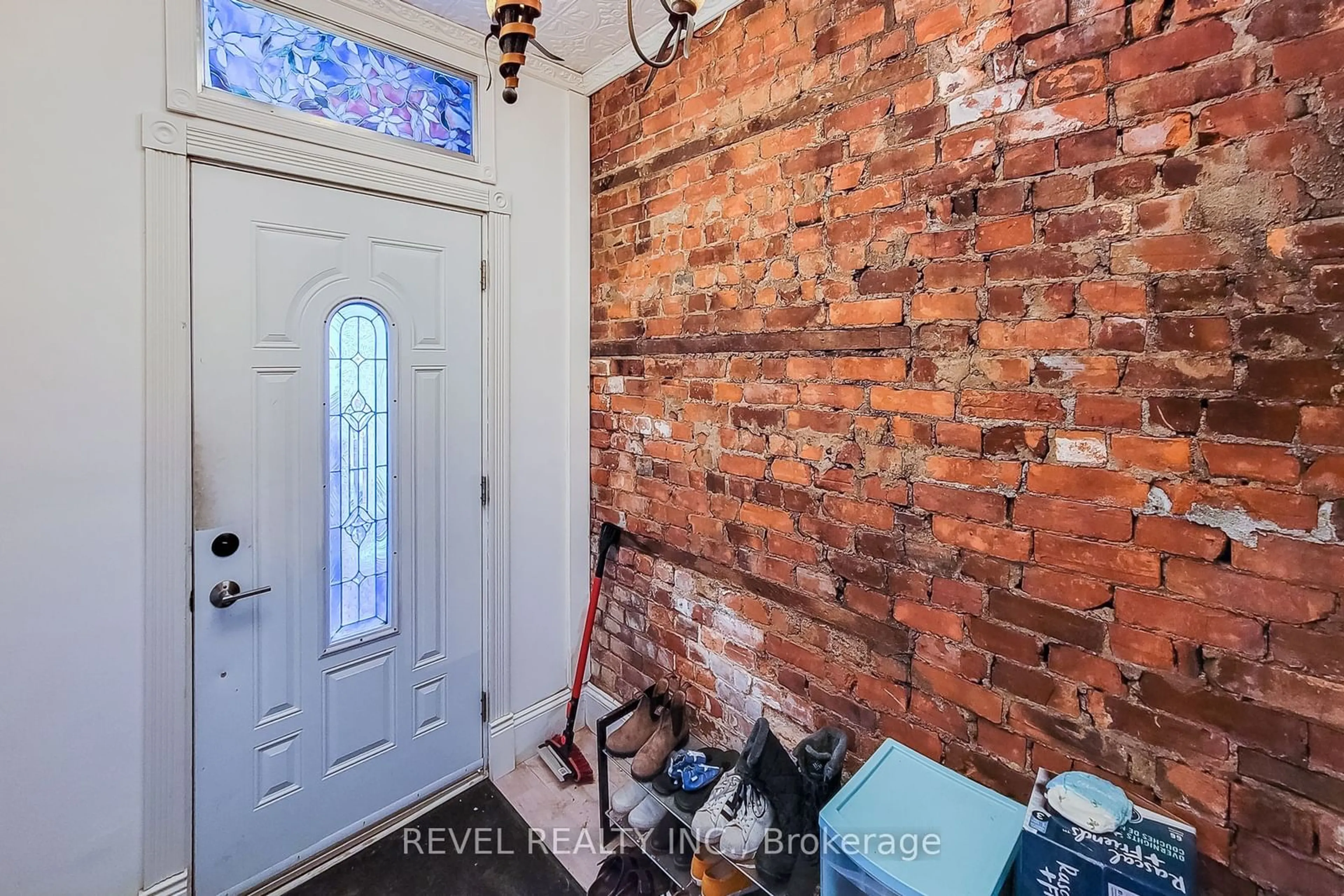 Indoor entryway for 114 Tisdale St, Hamilton Ontario L8L 5M6