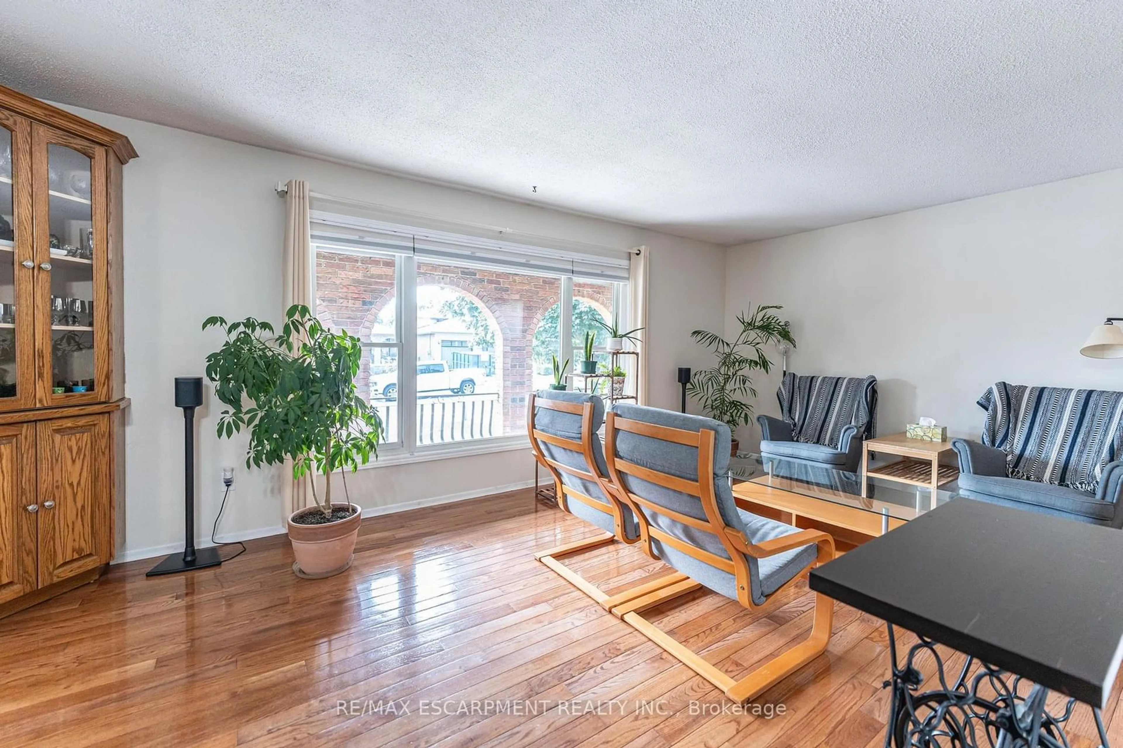 Living room for 248 Guildwood Dr, Hamilton Ontario L9C 6W8