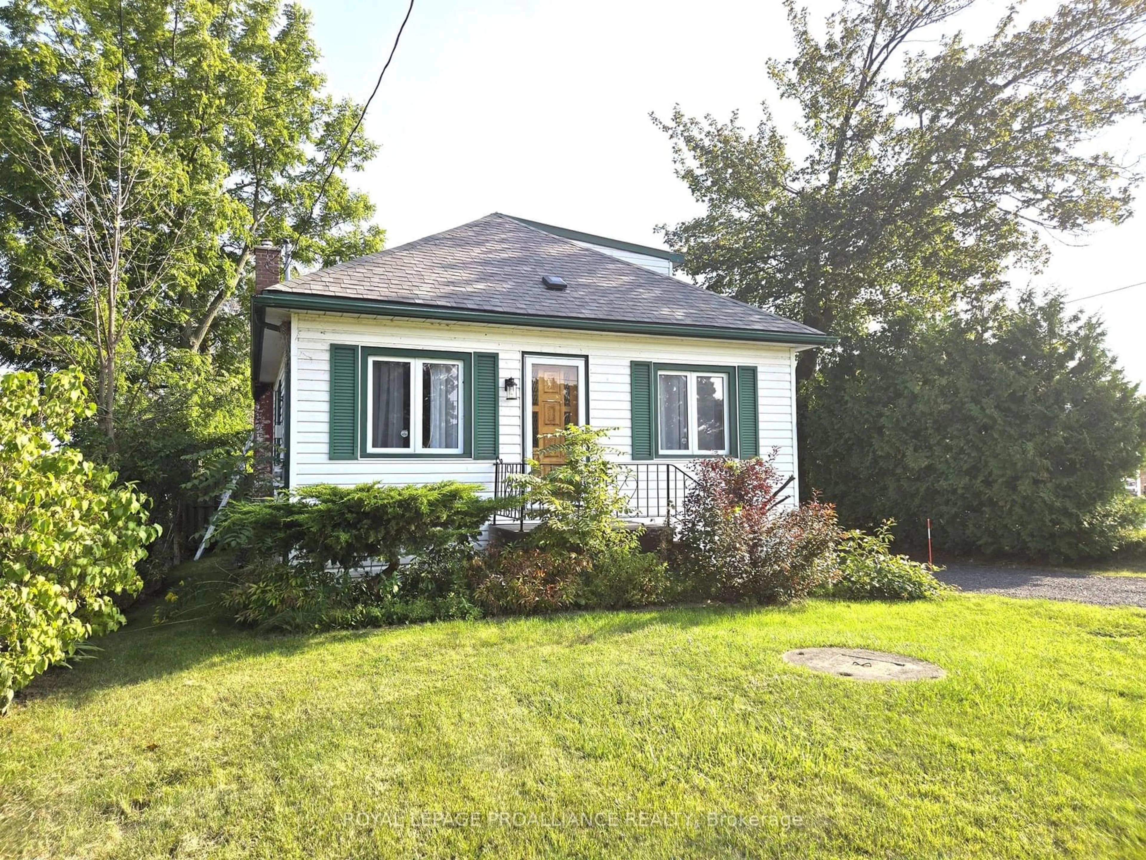 Cottage for 550 Old Highway 2, Quinte West Ontario K8V 5P5