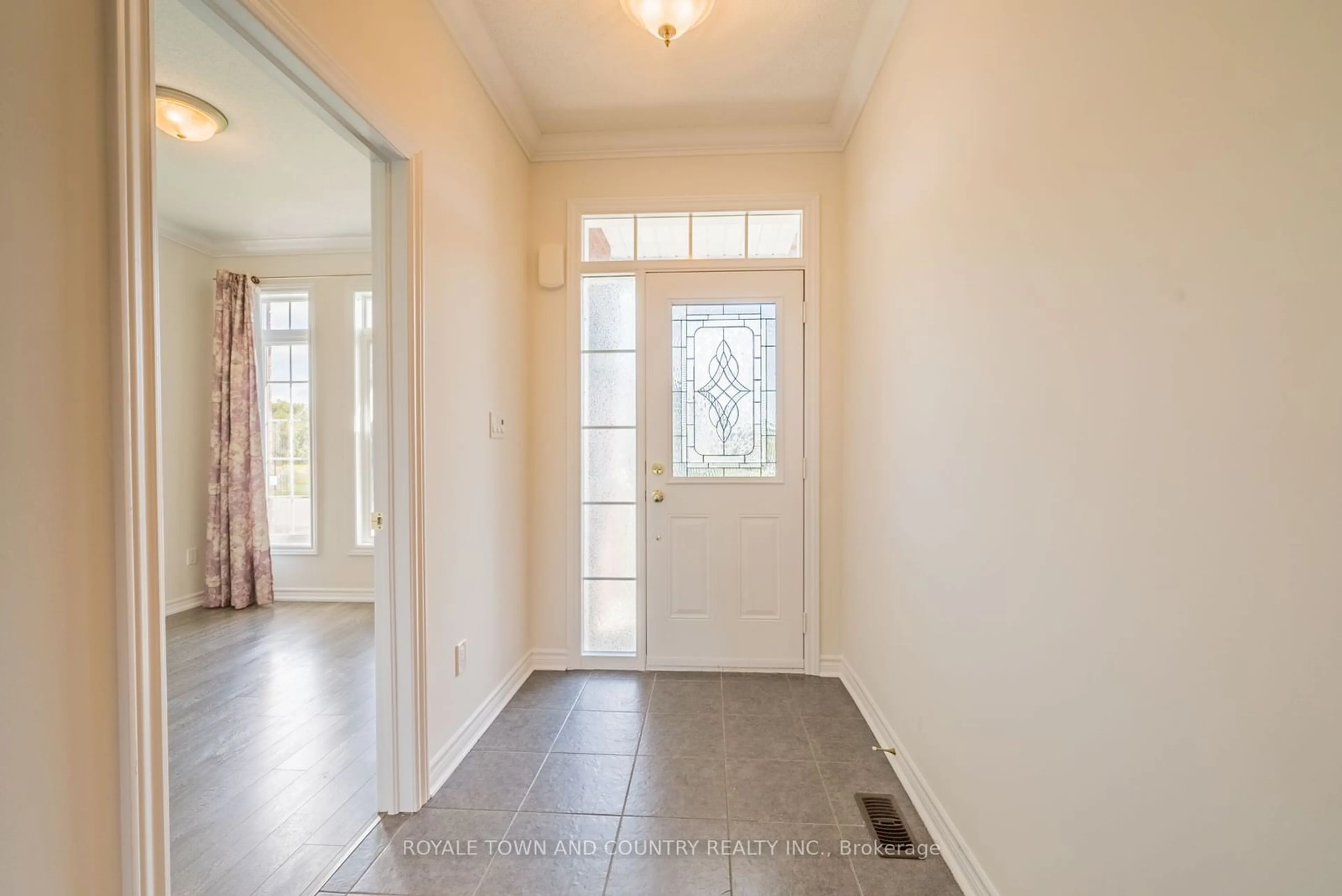 Indoor entryway, wood floors for 38 Maguire St, Kawartha Lakes Ontario K9V 0L6