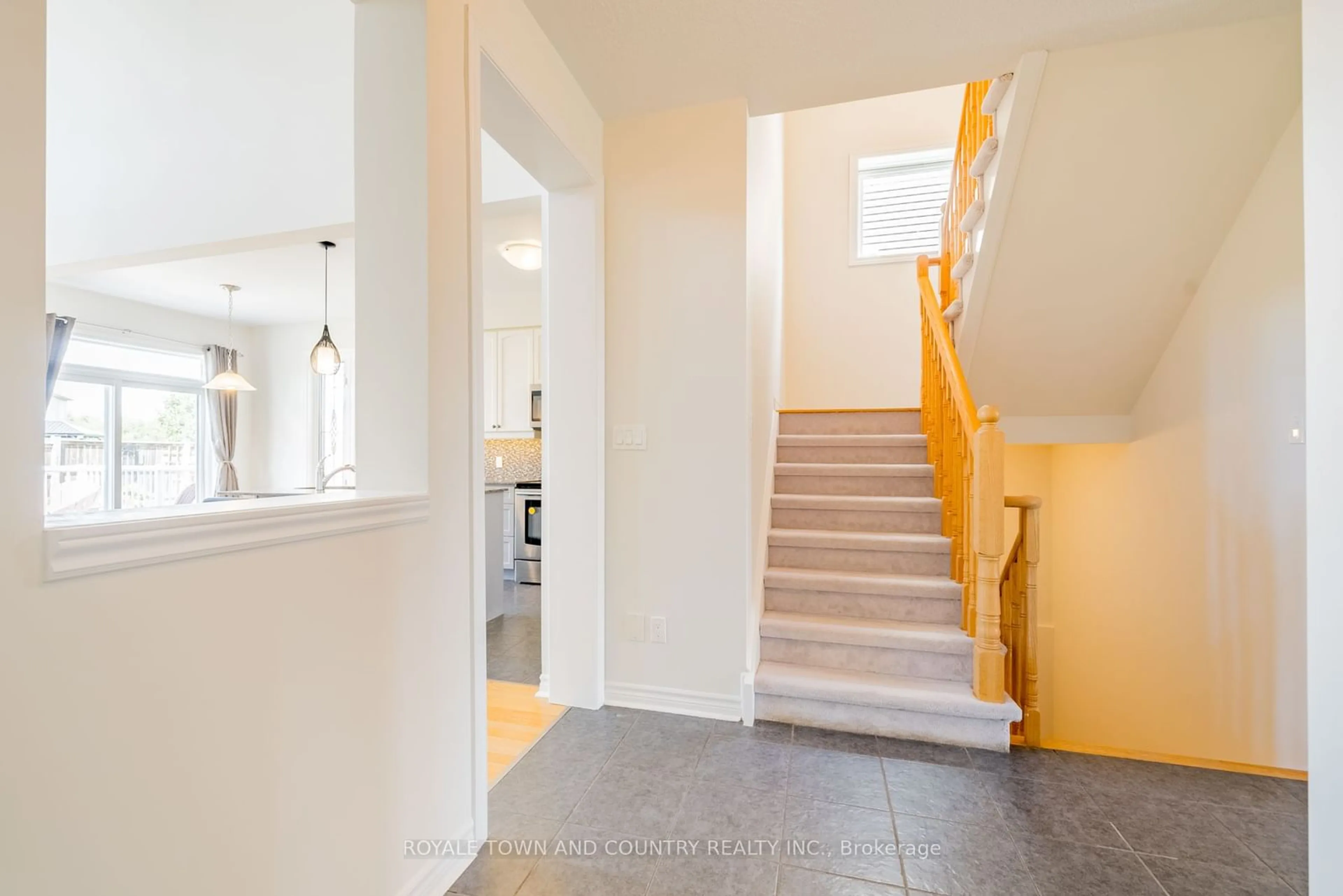 Indoor foyer, wood floors for 38 Maguire St, Kawartha Lakes Ontario K9V 0L6