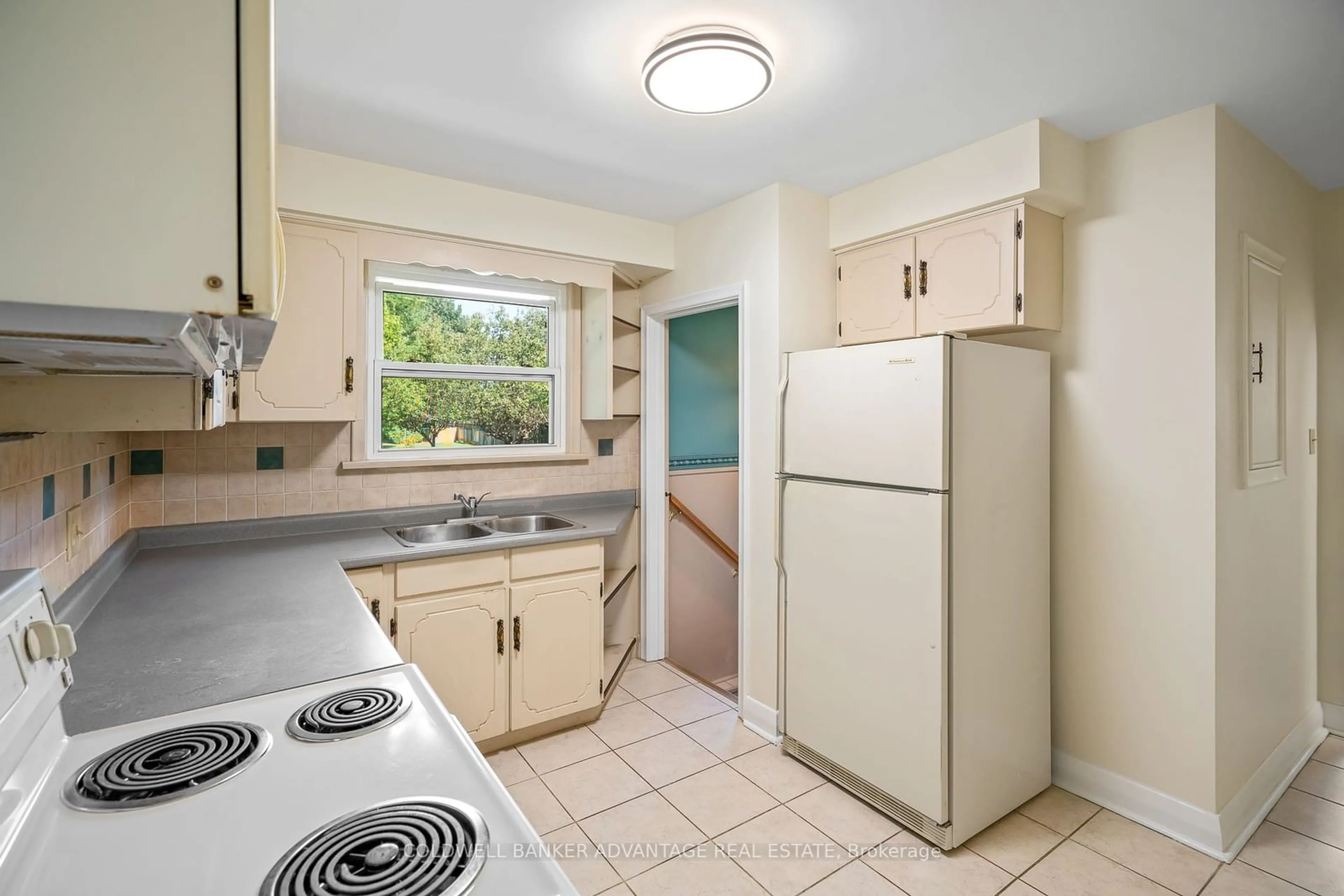 Standard kitchen for 25 Parnell Rd, St. Catharines Ontario L2N 2W1