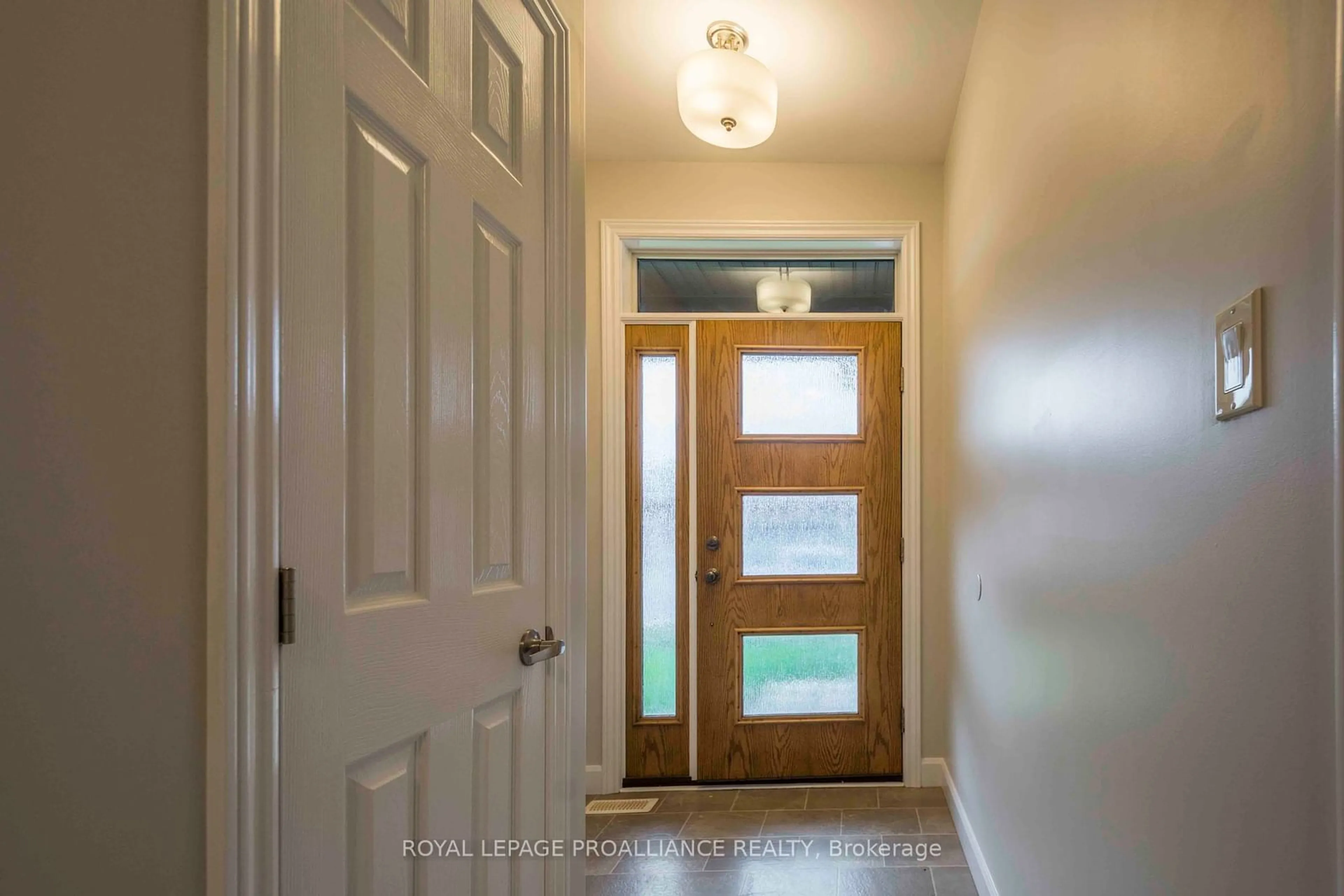 Indoor entryway, wood floors for 69 Ledgerock Crt, Belleville Ontario K8R 0A1