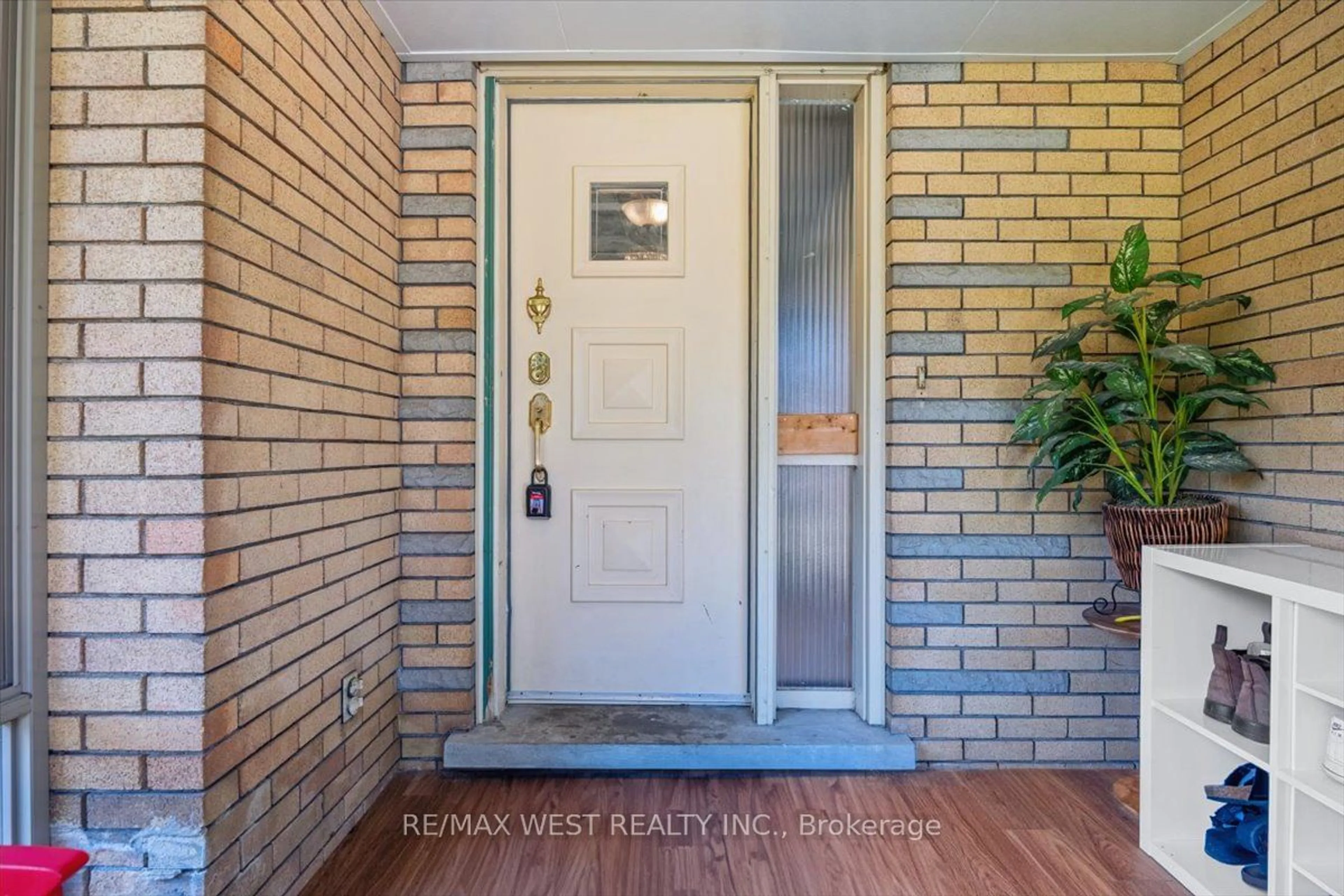 Indoor entryway, wood floors for 59 Maywood Rd, Kitchener Ontario N2C 2A2