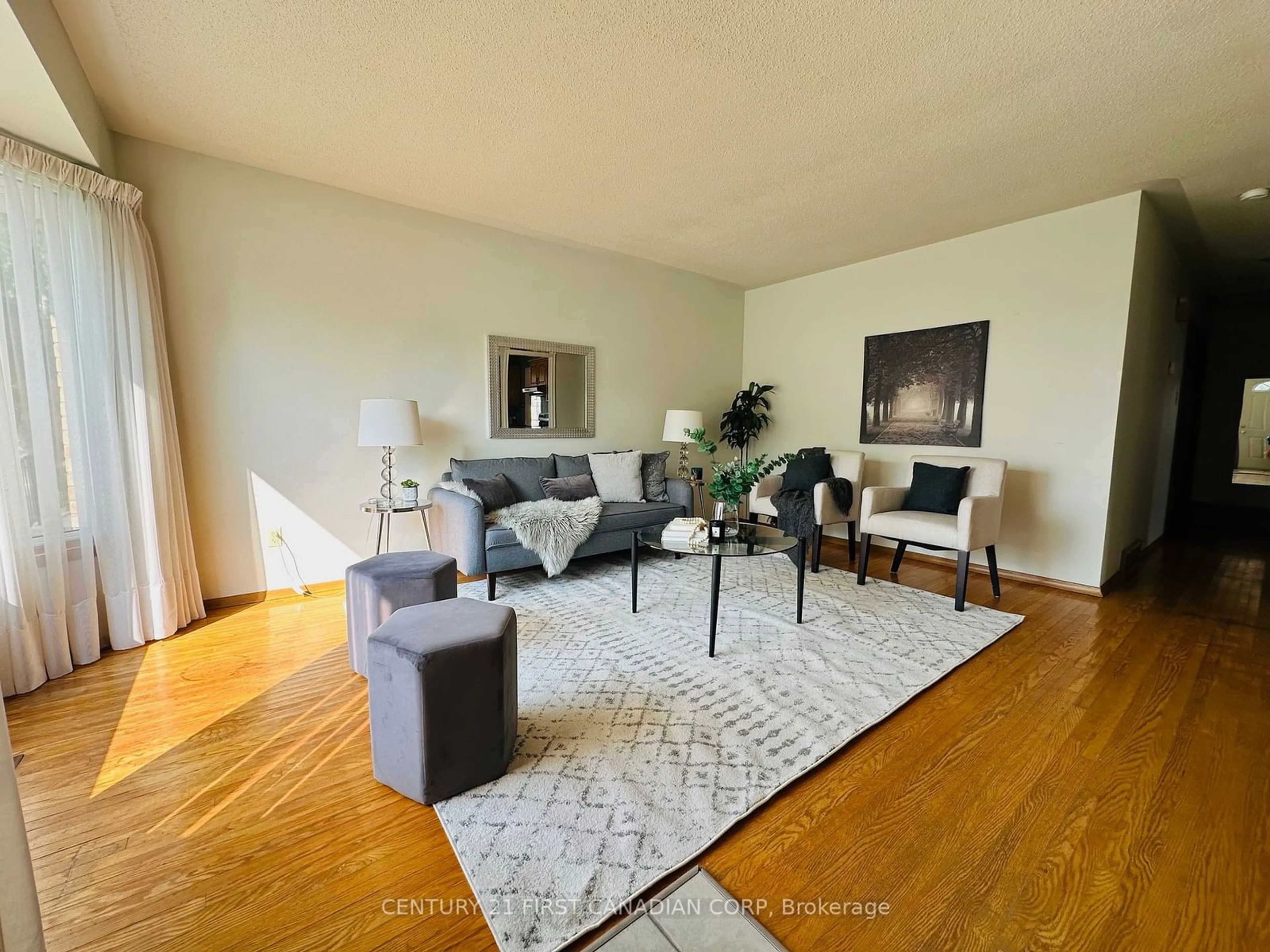 Living room for 476 FERNDALE Ave, London Ontario N6C 2Z1