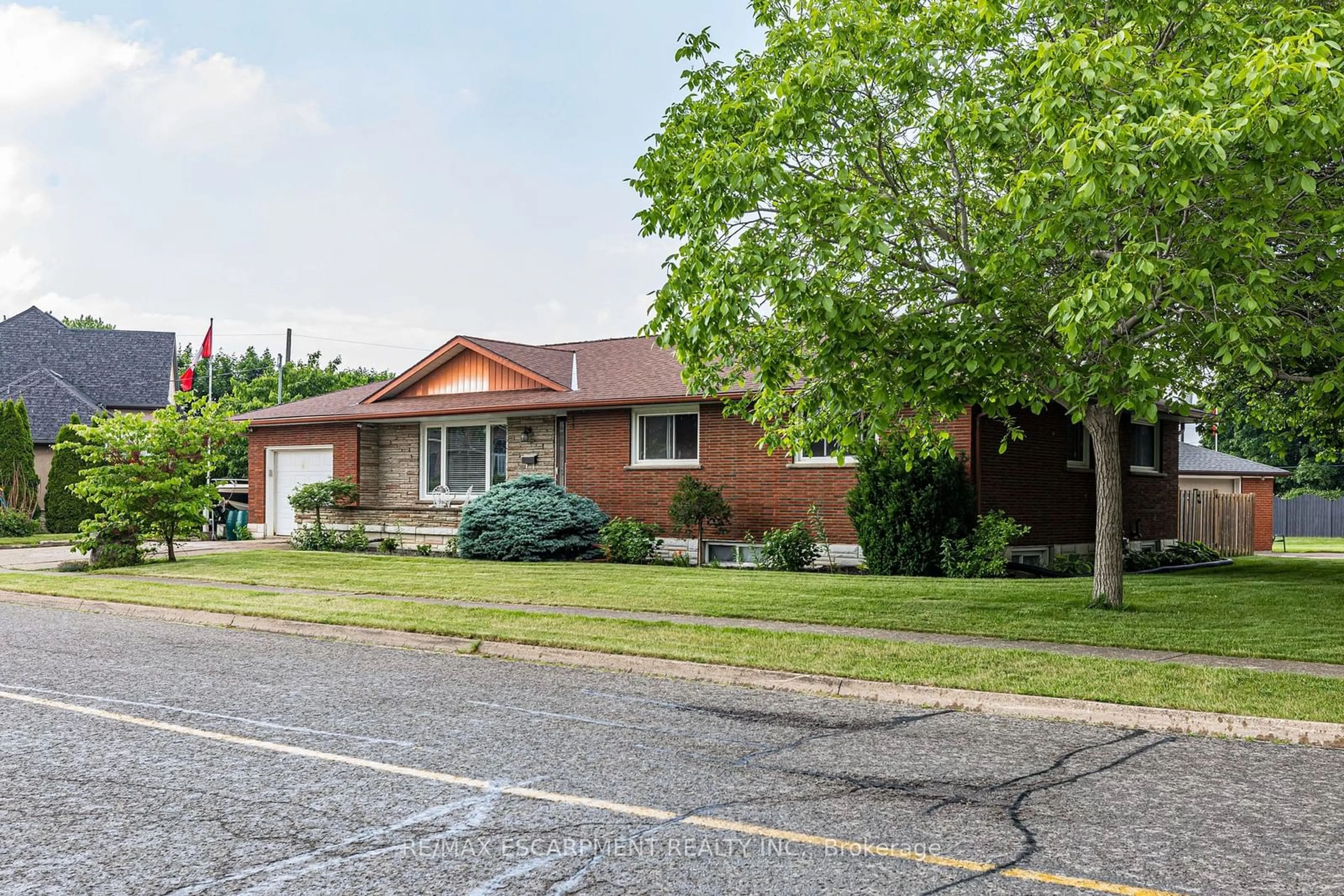 Home with brick exterior material for 11 Ridge Point Dr, St. Catharines Ontario L2T 2S8