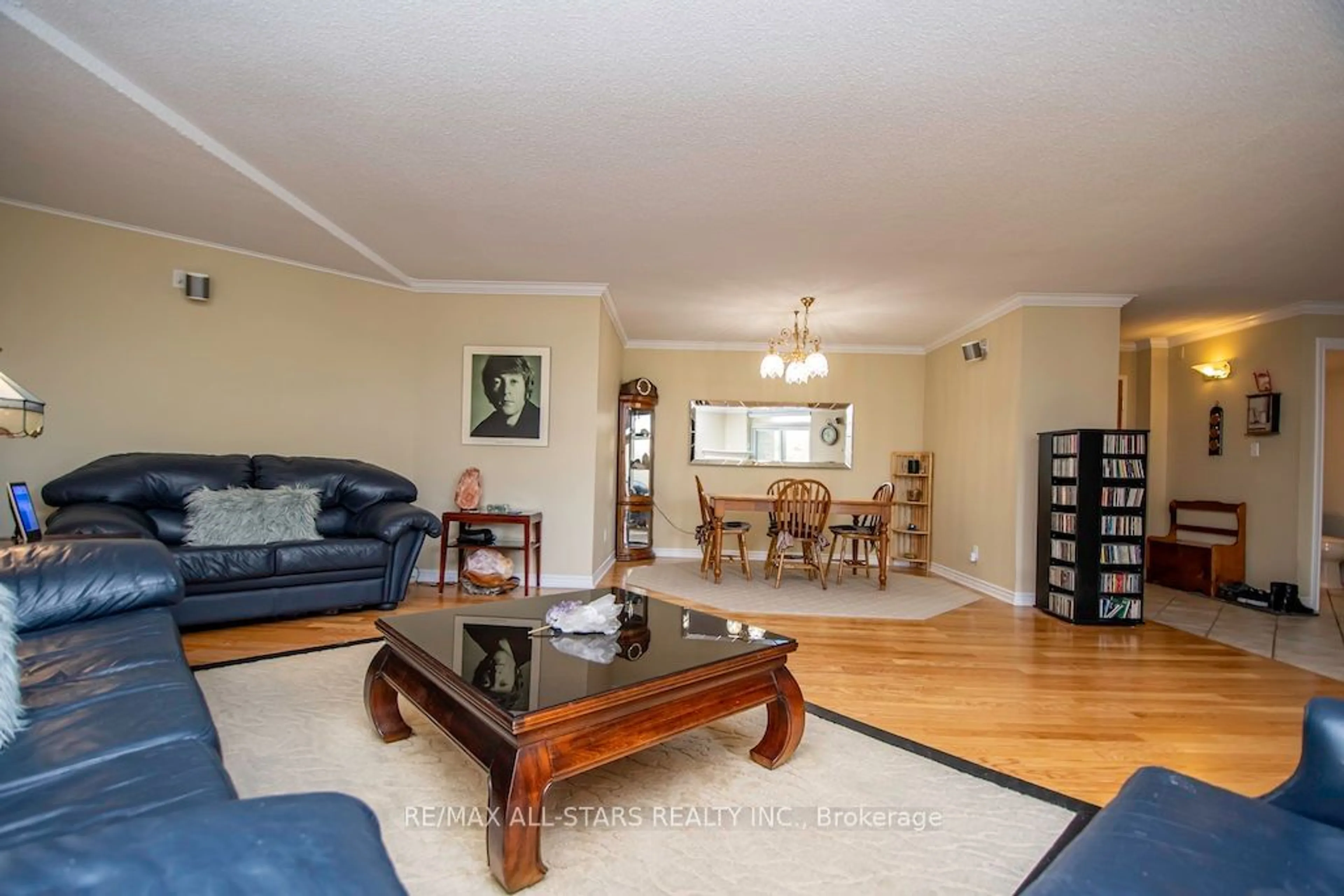 Living room, wood floors for 51 Rivermill Blvd #305, Kawartha Lakes Ontario K9V 6E8