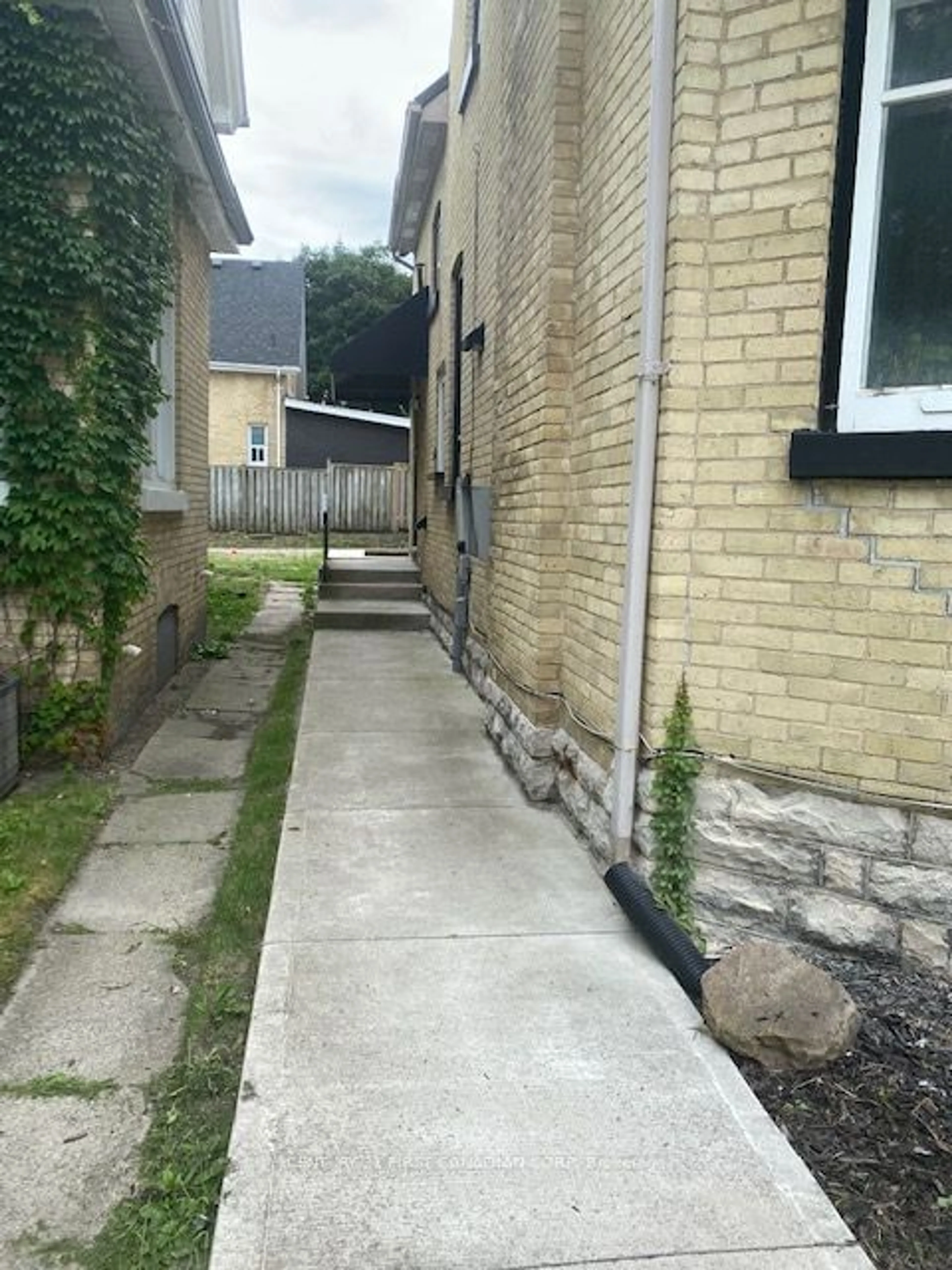 Frontside or backside of a home, the street view for 423 Central Ave, London Ontario N6B 2E4