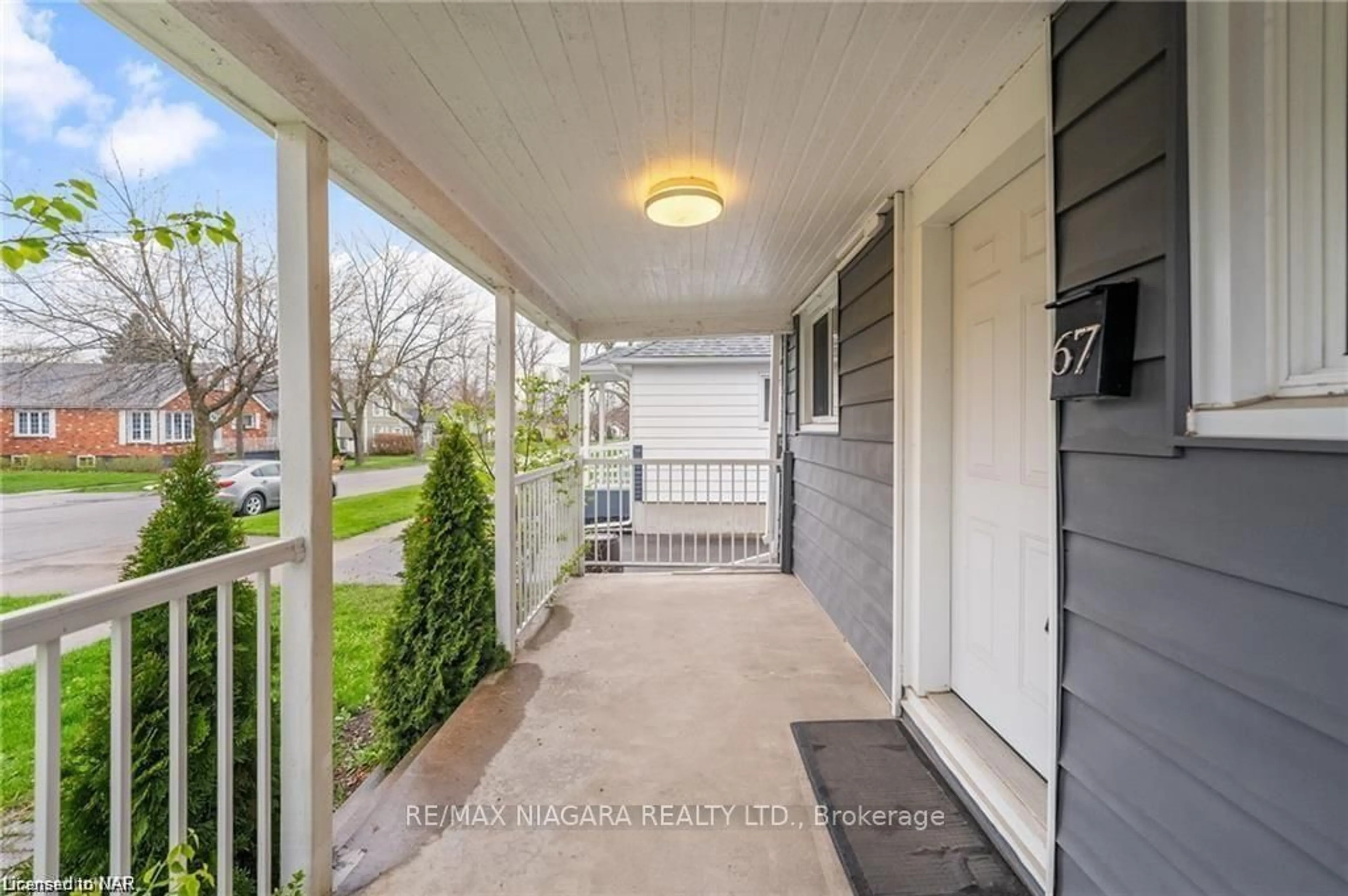 Indoor entryway for 67 WEST St, Thorold Ontario L2V 2S4