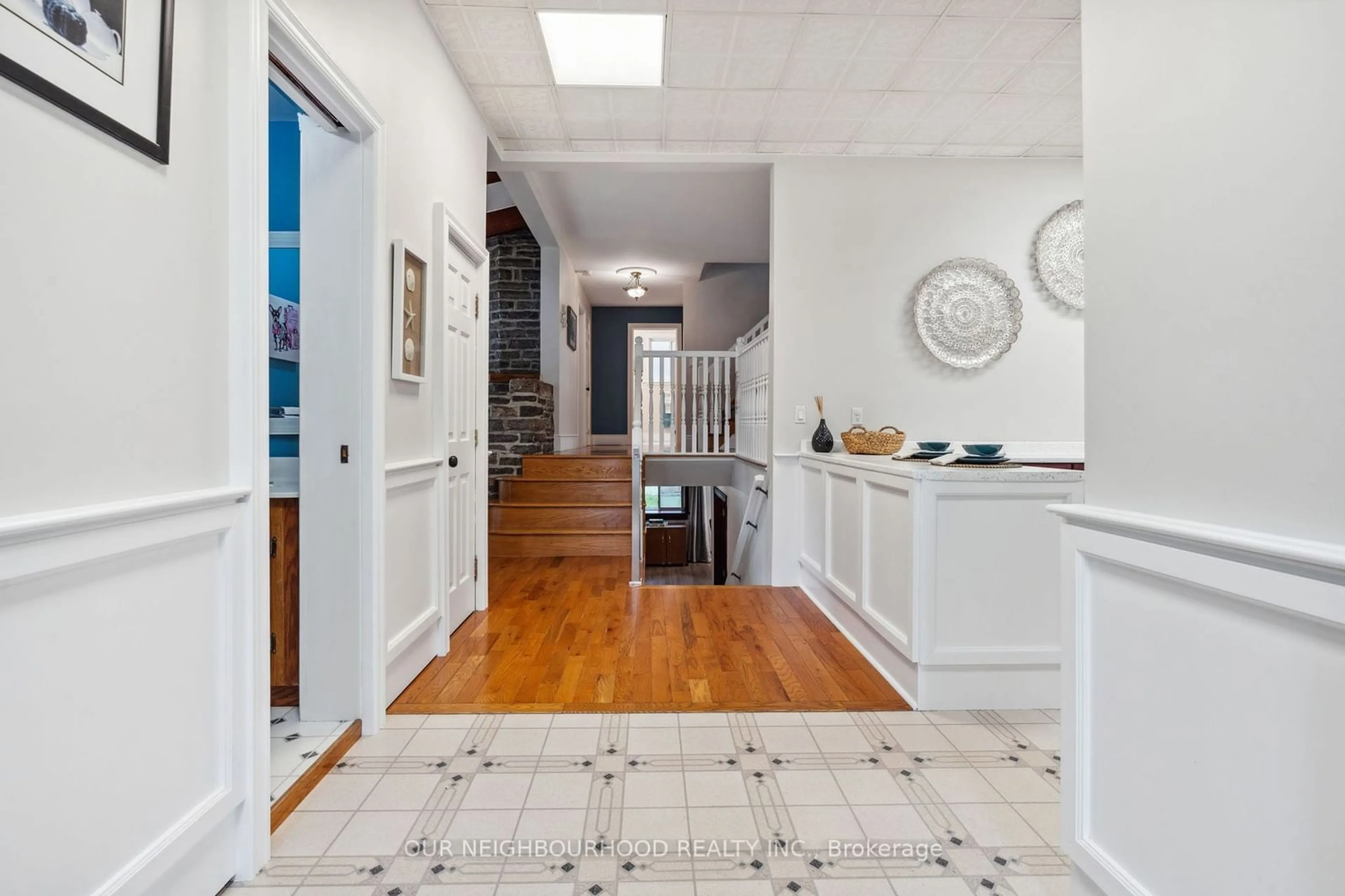 Indoor entryway, wood floors for 363 Hillside Dr, Trent Hills Ontario K0L 1L0