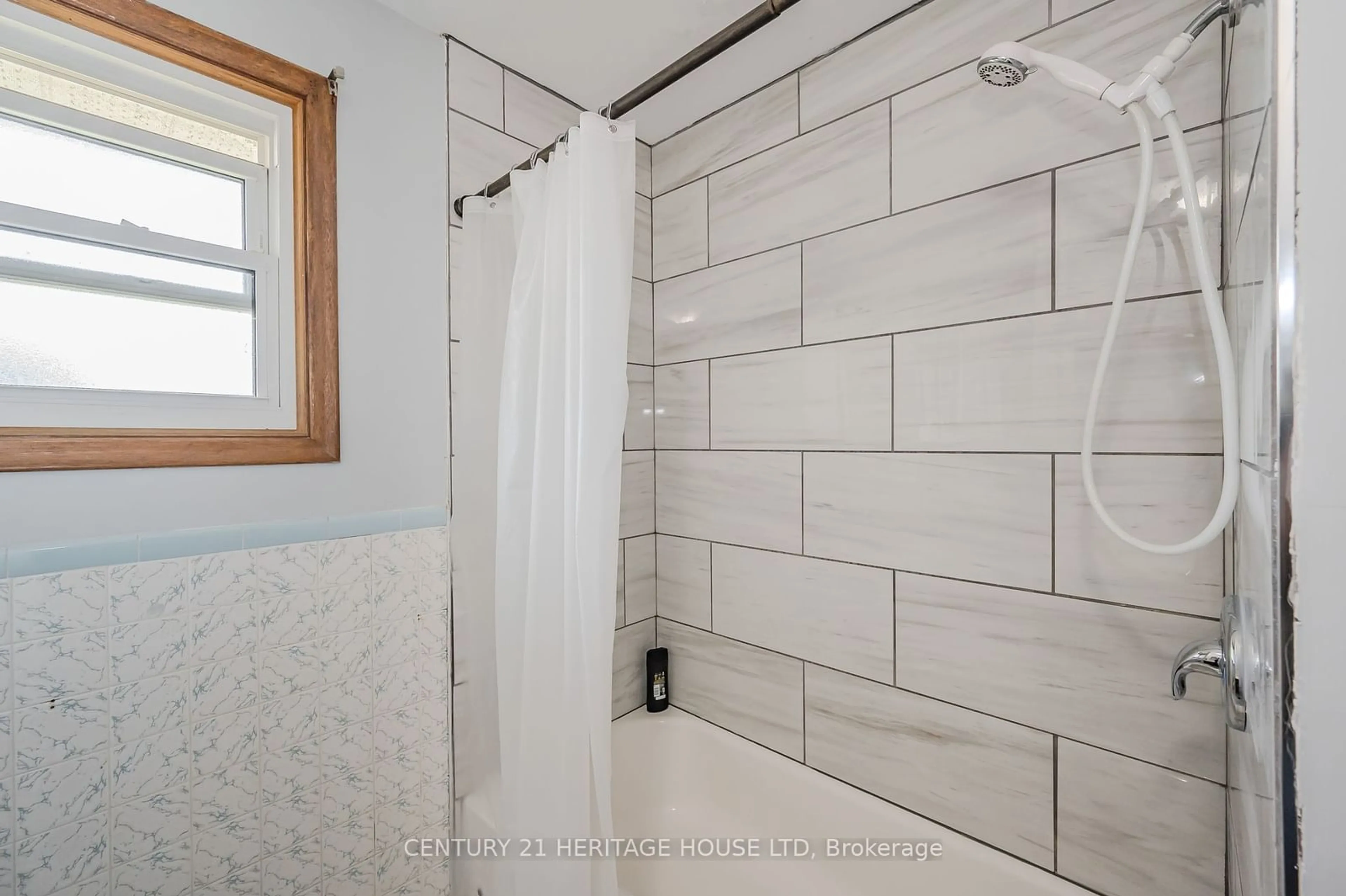 Bathroom for 125 Brant Ave, Guelph Ontario N1E 1G4