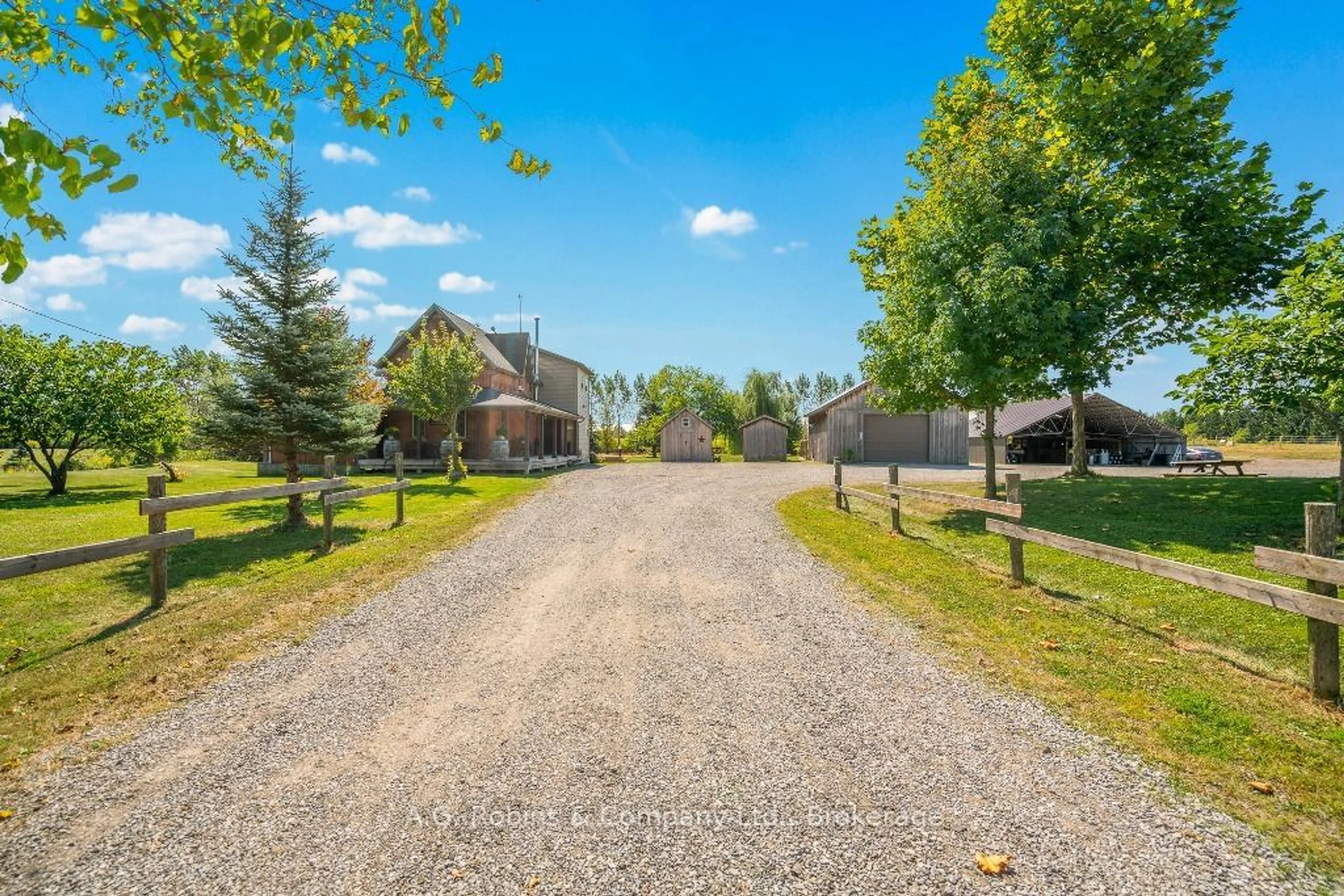 Patio, the street view for 118 River Rd, Pelham Ontario L0S 1C0