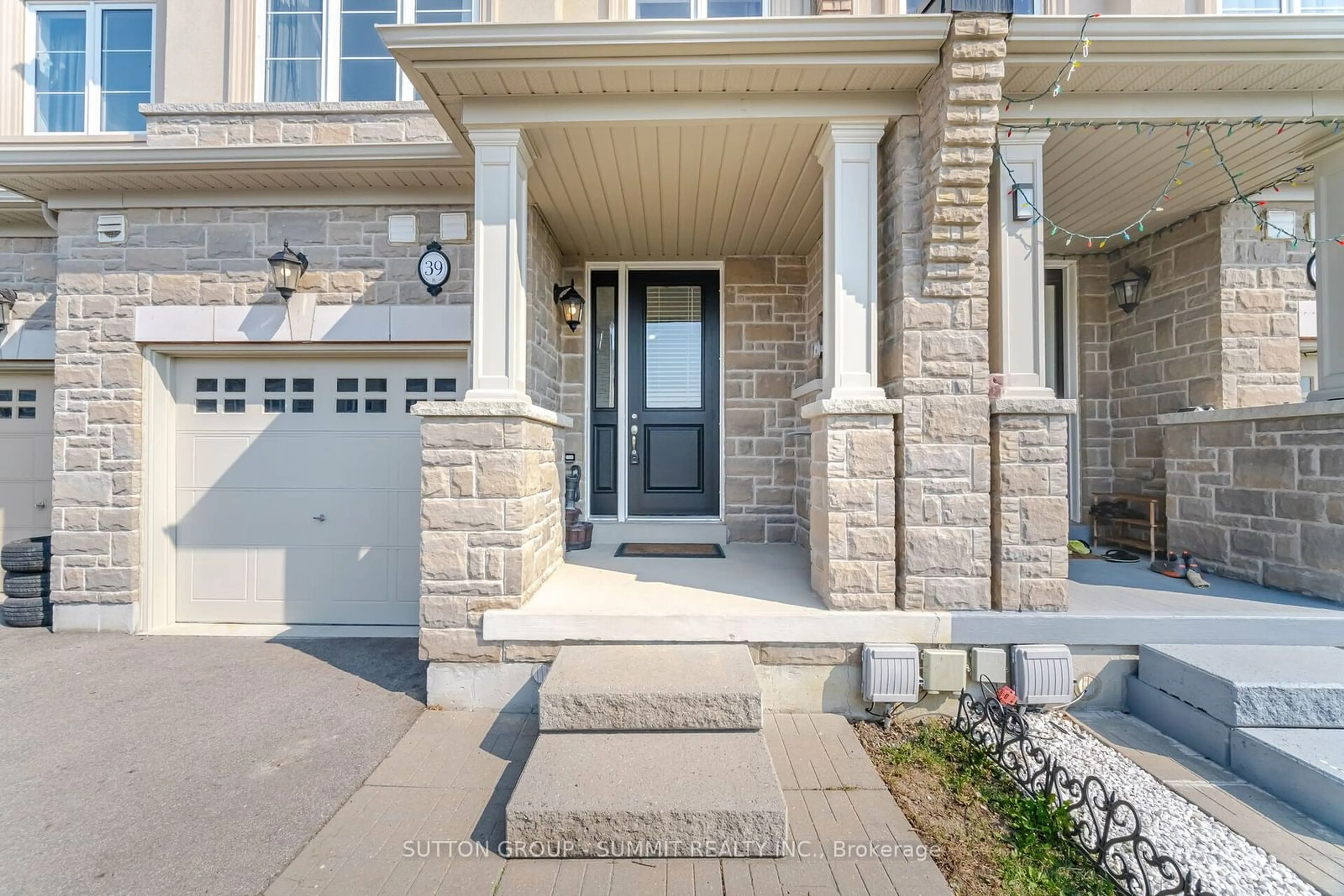 Indoor entryway for 39 Bayonne Dr, Hamilton Ontario L8J 0L2