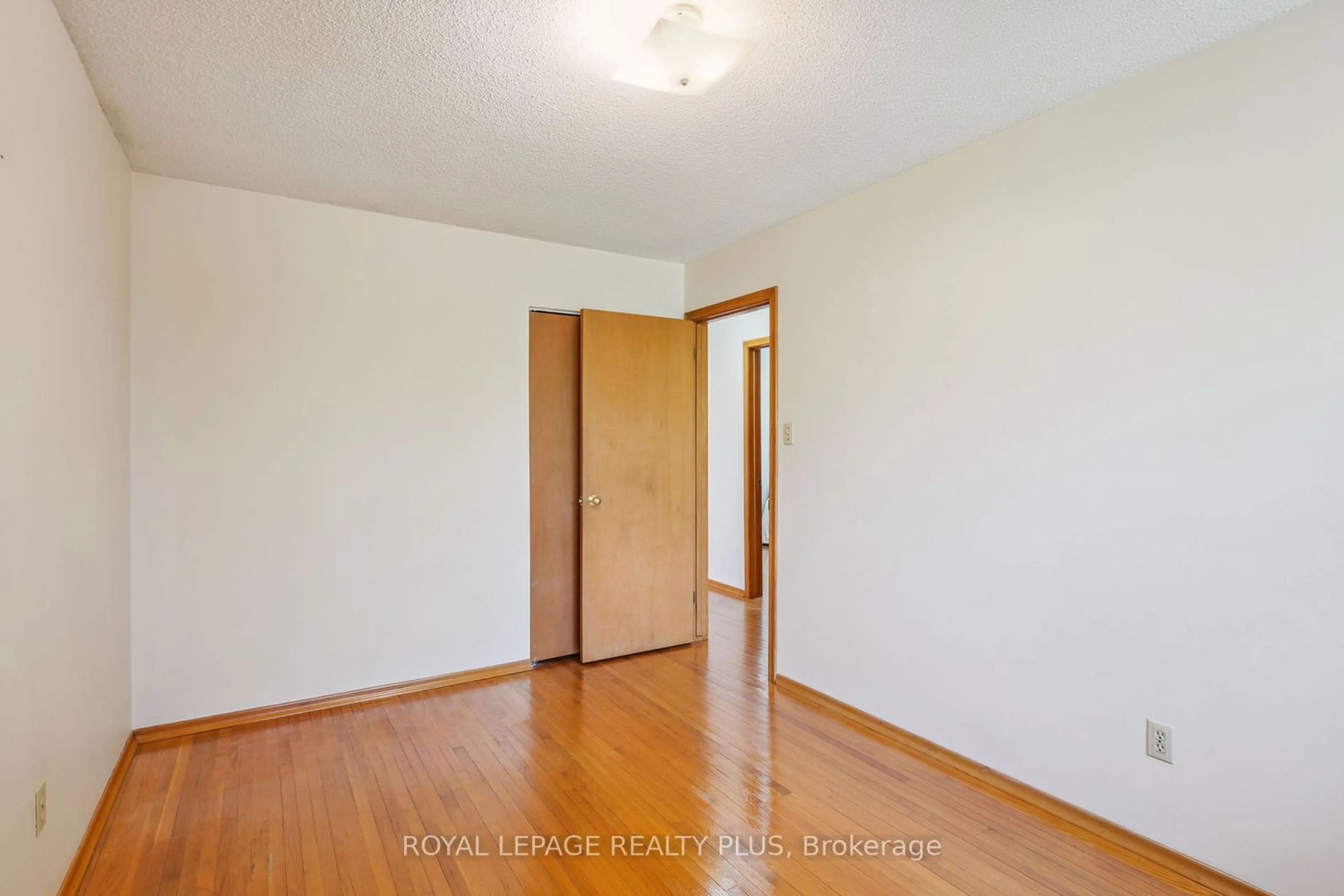 A pic of a room, wood floors for 40 Forest Hill Cres, Hamilton Ontario L8K 5V1