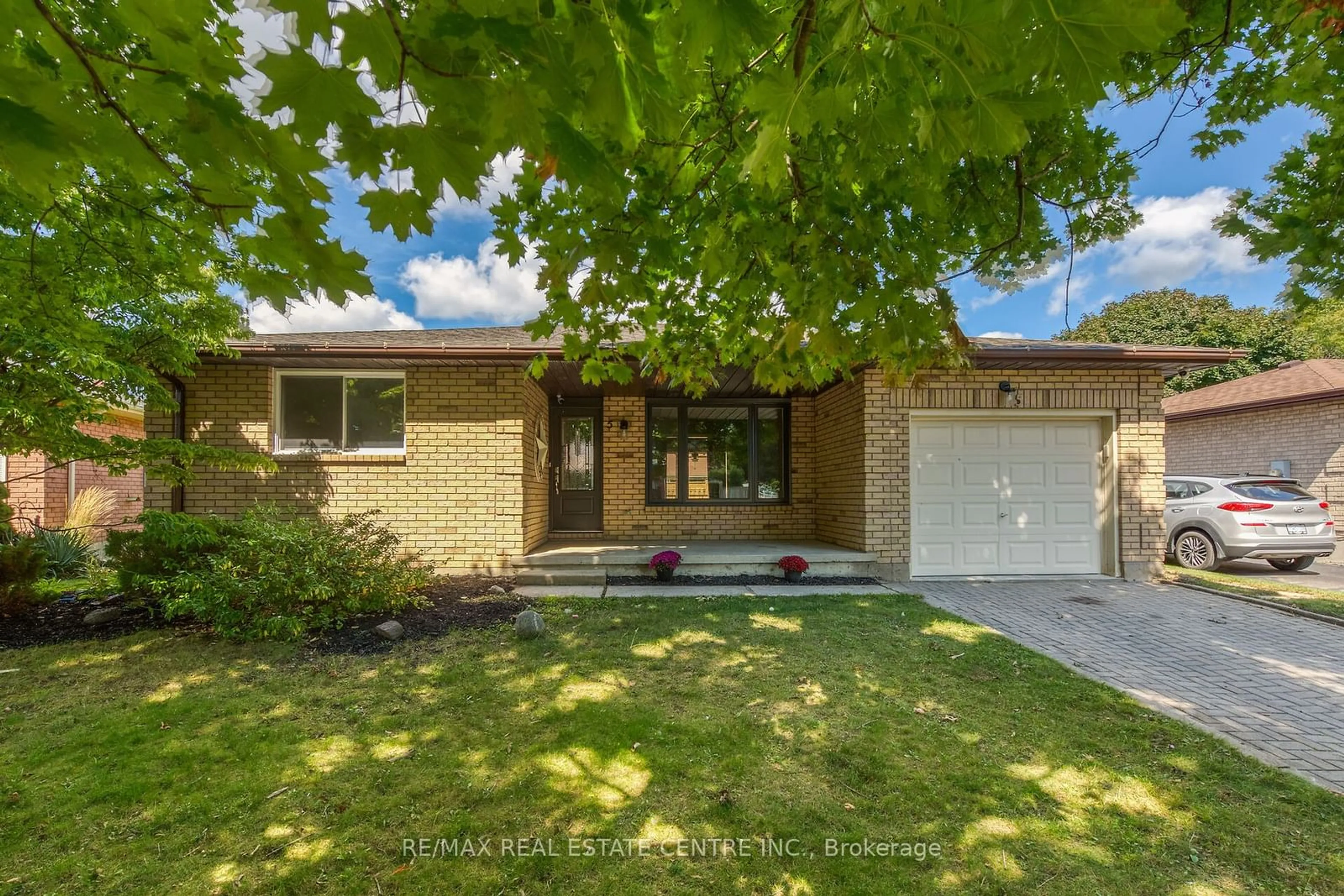 Home with brick exterior material for 5 Atwood Cres, Norfolk Ontario N3Y 4Z5