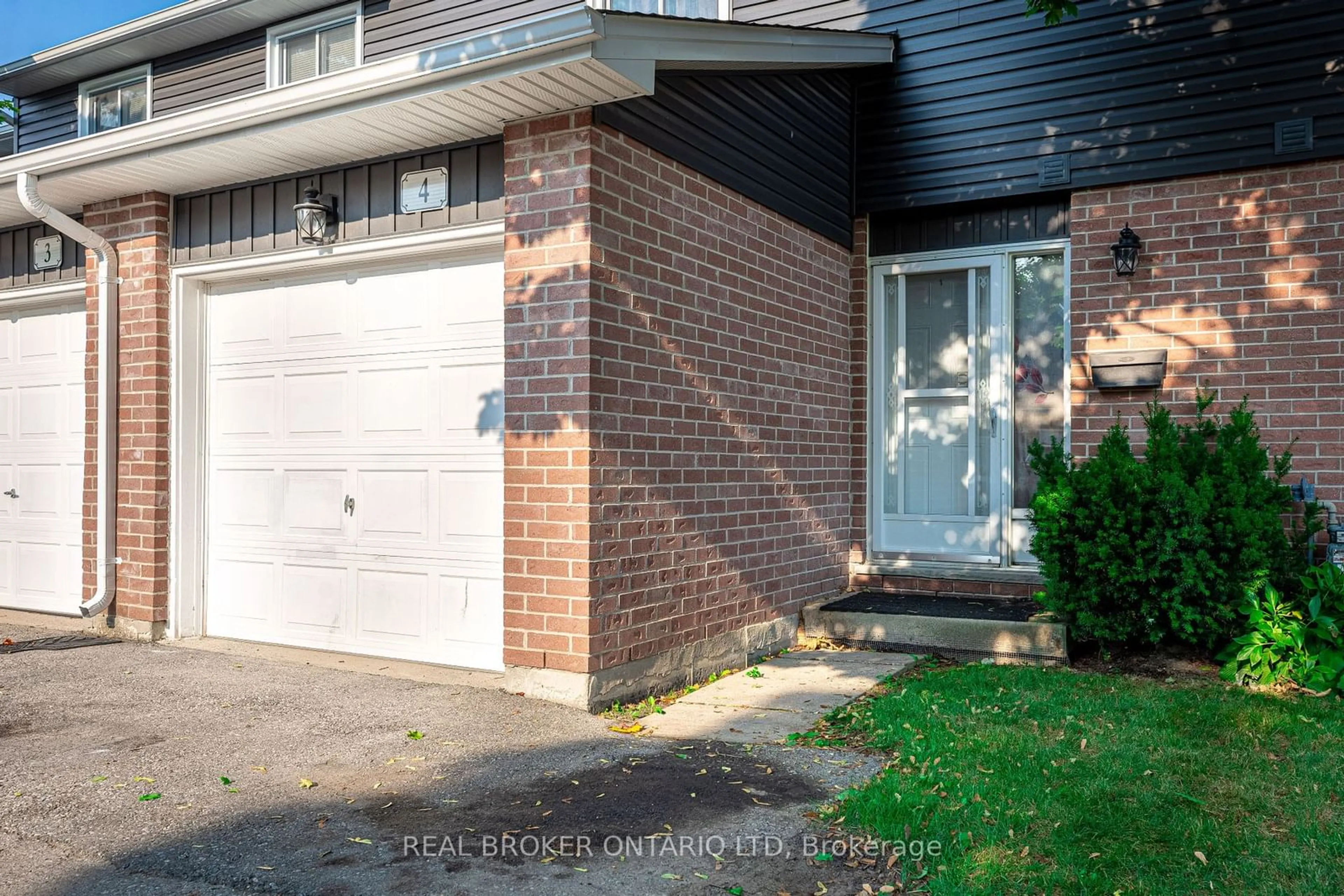 Frontside or backside of a home for 131 Bonaventure Dr #4, London Ontario N5V 4H8