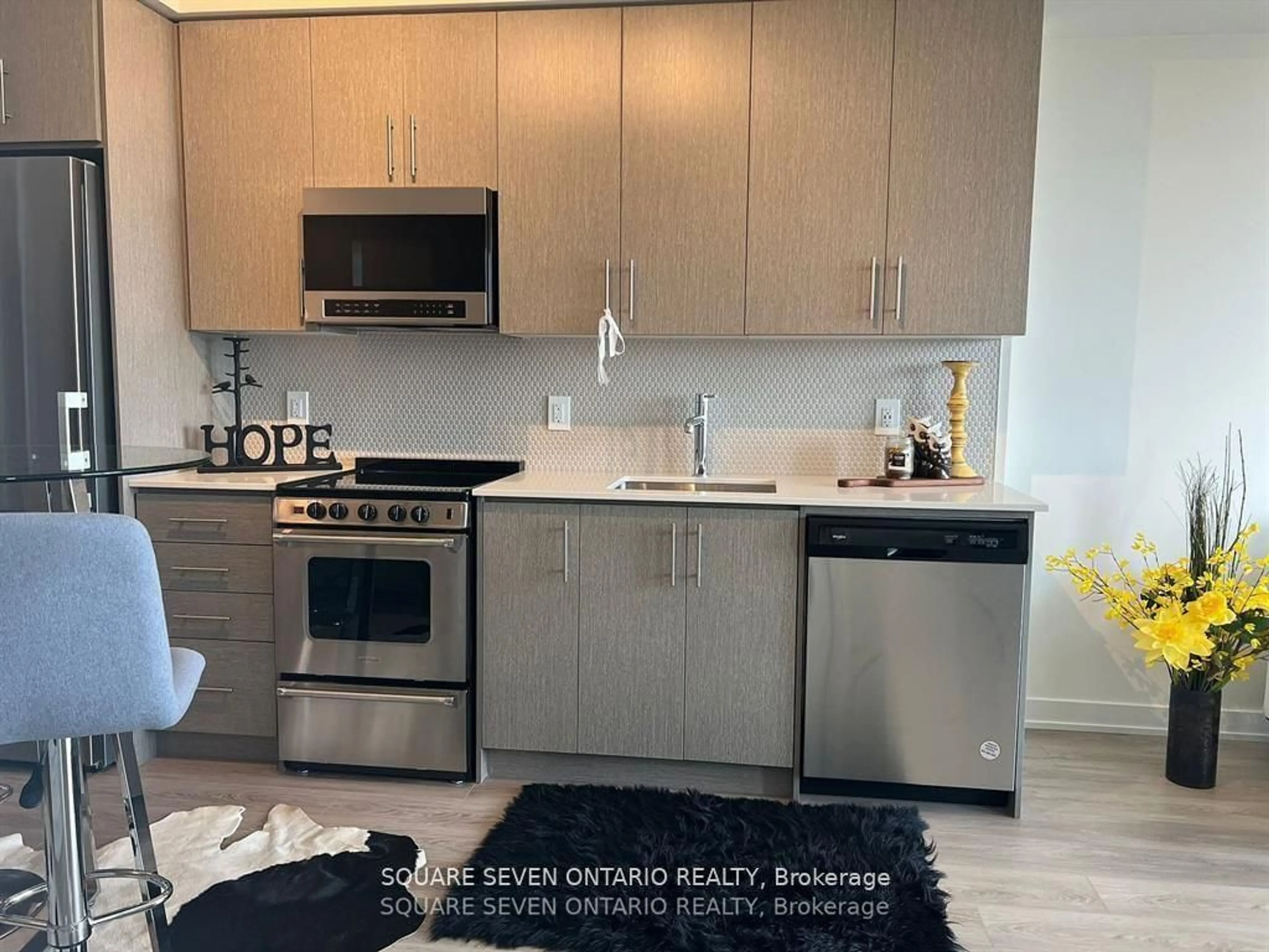 Standard kitchen for 212 King William St #1301, Hamilton Ontario L8R 0A7