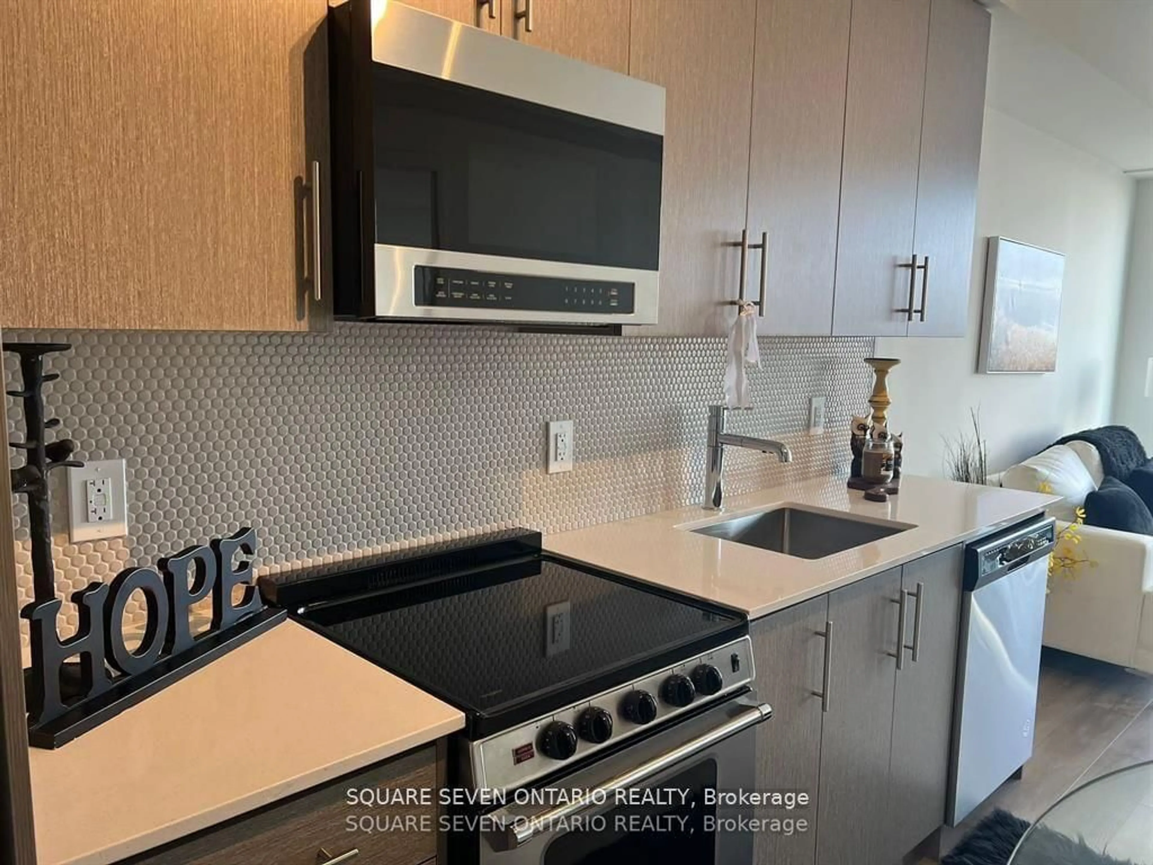 Standard kitchen for 212 King William St #1301, Hamilton Ontario L8R 0A7