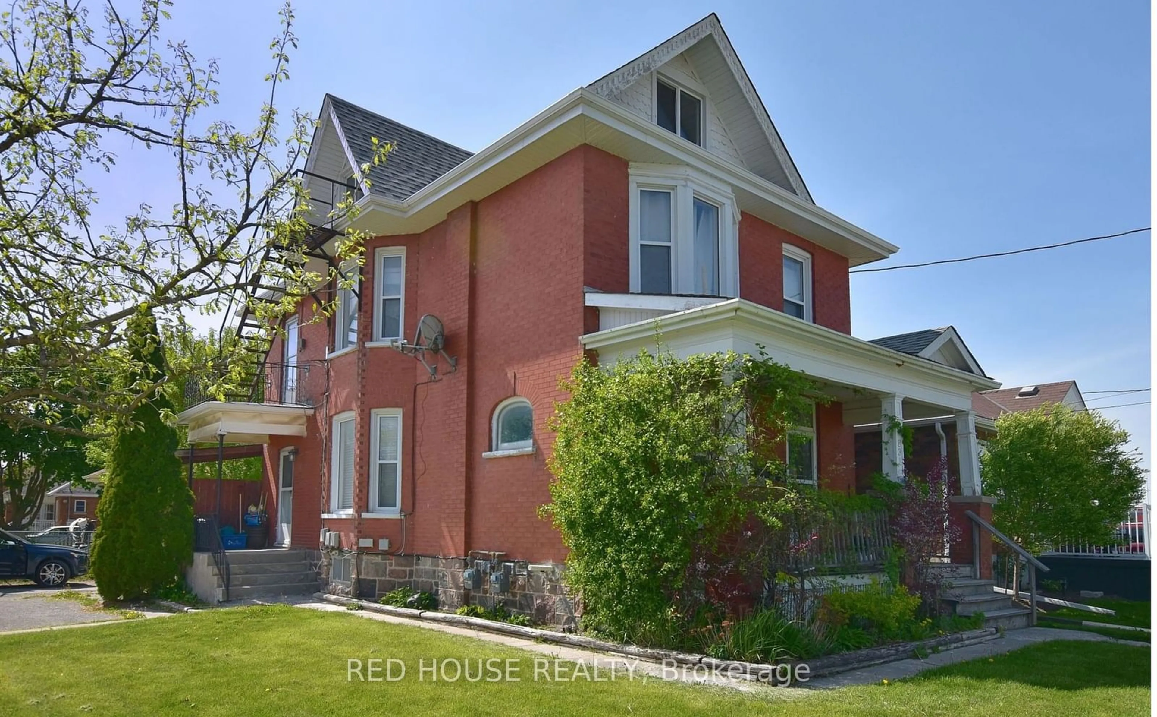 Frontside or backside of a home, the front or back of building for 831 Park St, Peterborough Ontario K9J 3V1