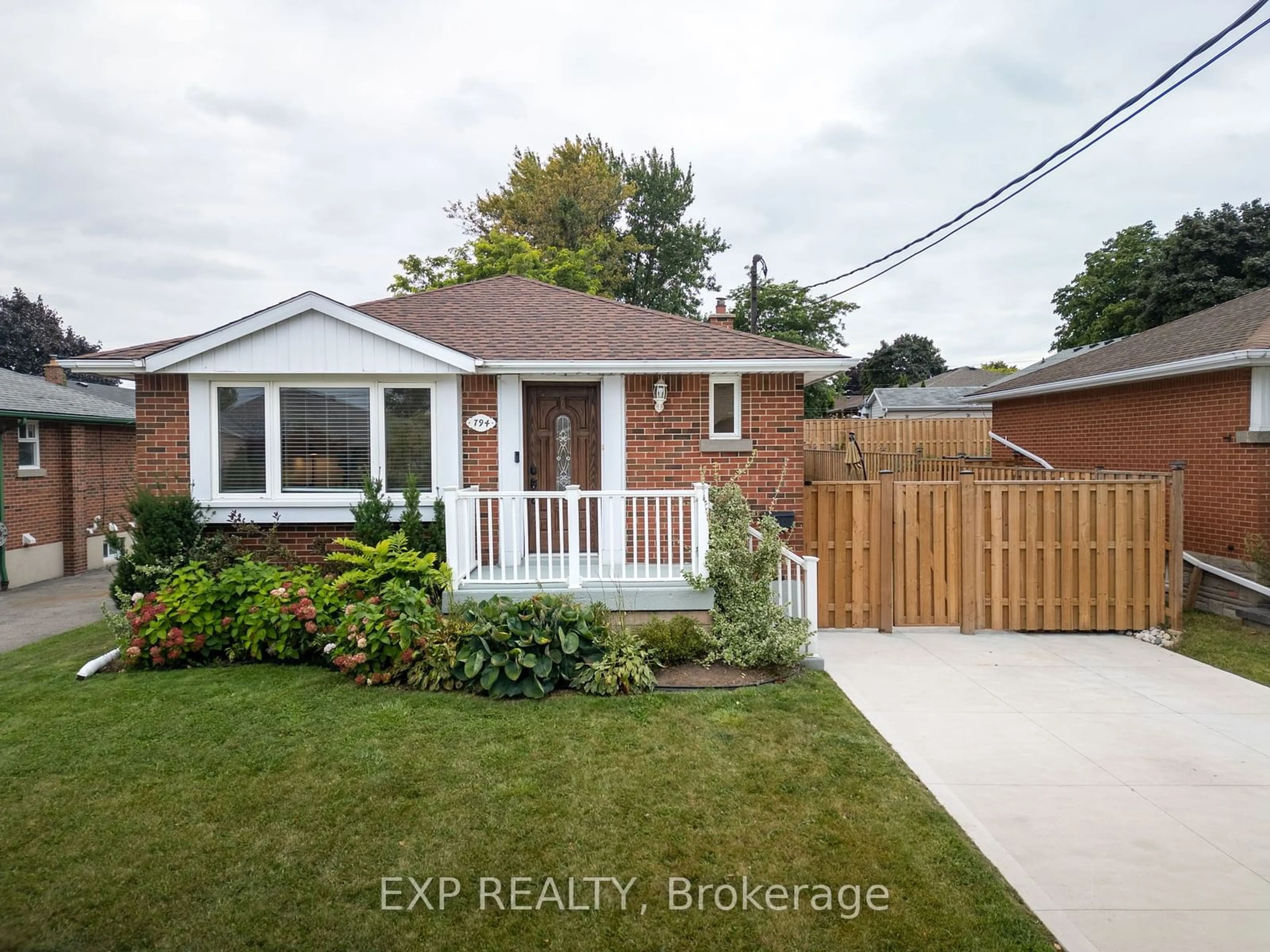 Frontside or backside of a home for 794 Tenth Ave, Hamilton Ontario L8T 2G5