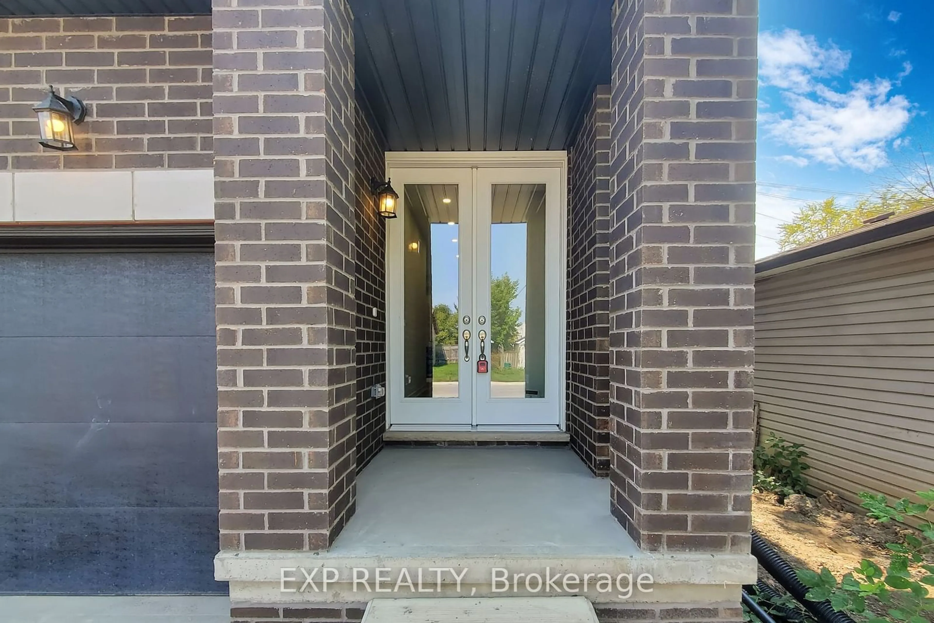 Indoor entryway for 127 Laugher Ave, Welland Ontario L3B 0N6