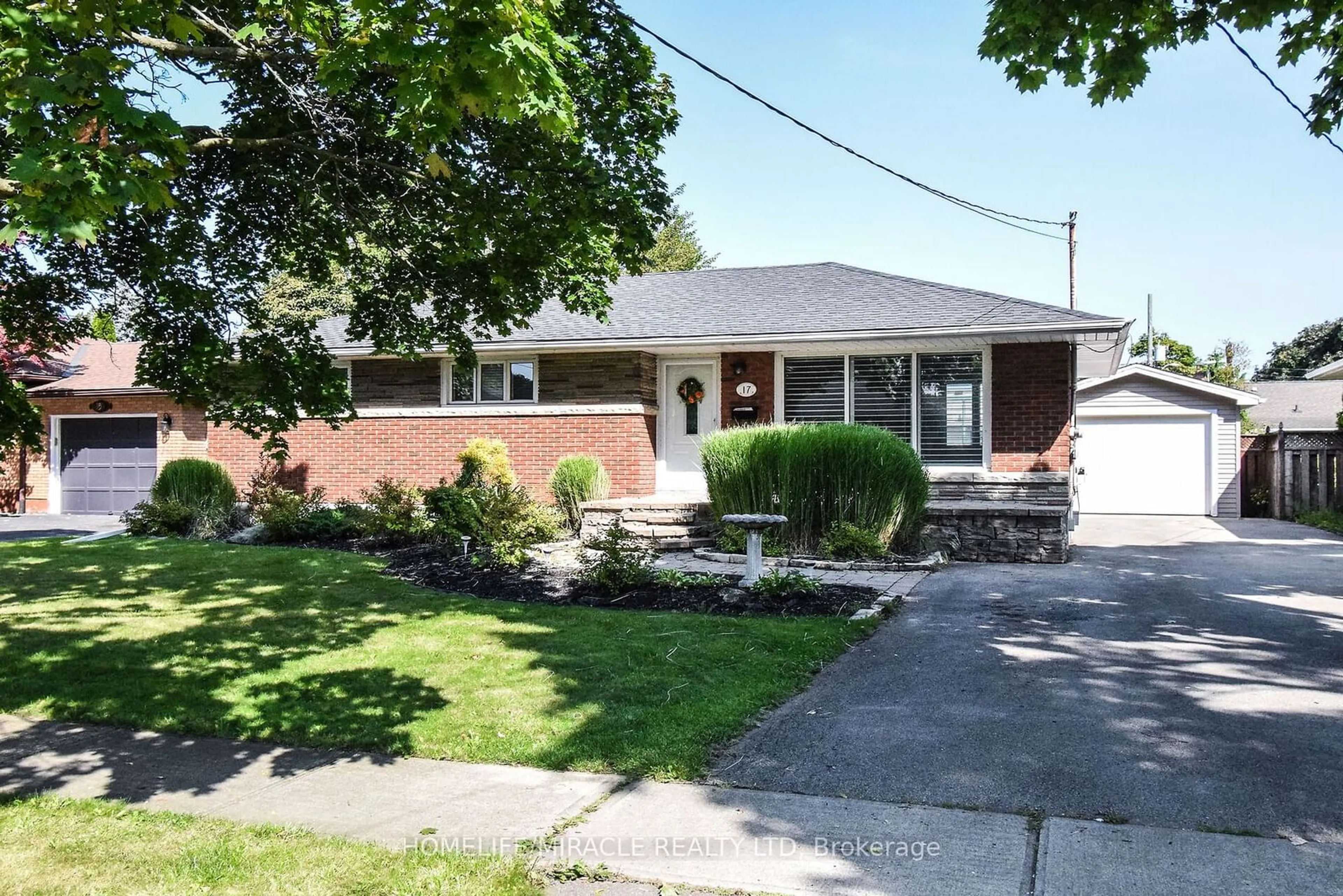 Frontside or backside of a home for 17 Grosvenor St, St. Catharines Ontario L2A 5Y9