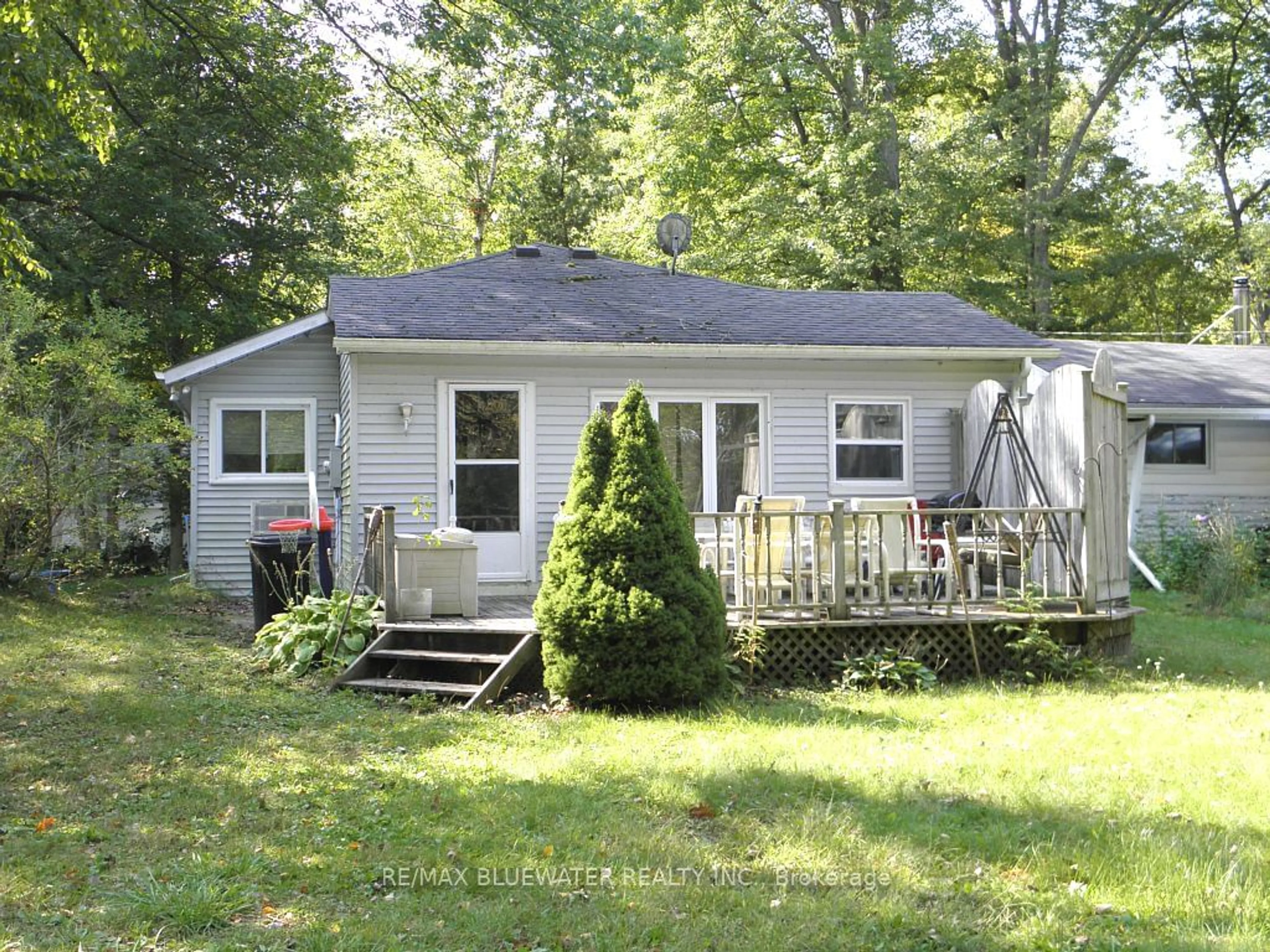 Frontside or backside of a home, cottage for 6209 London Rd, Lambton Shores Ontario N0N 1J1