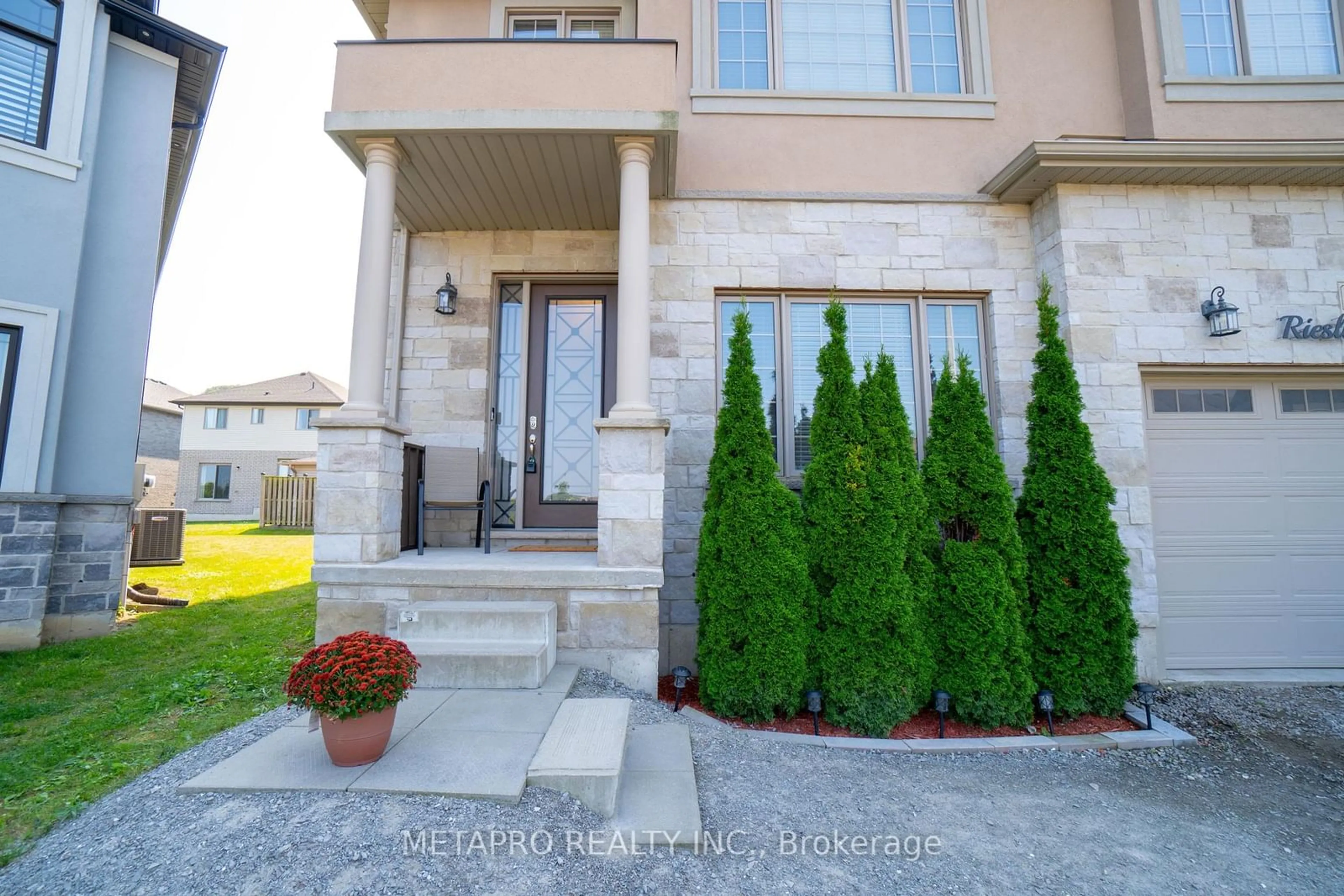 A pic from exterior of the house or condo for 43 Riesling Crt, Hamilton Ontario L8G 0B4