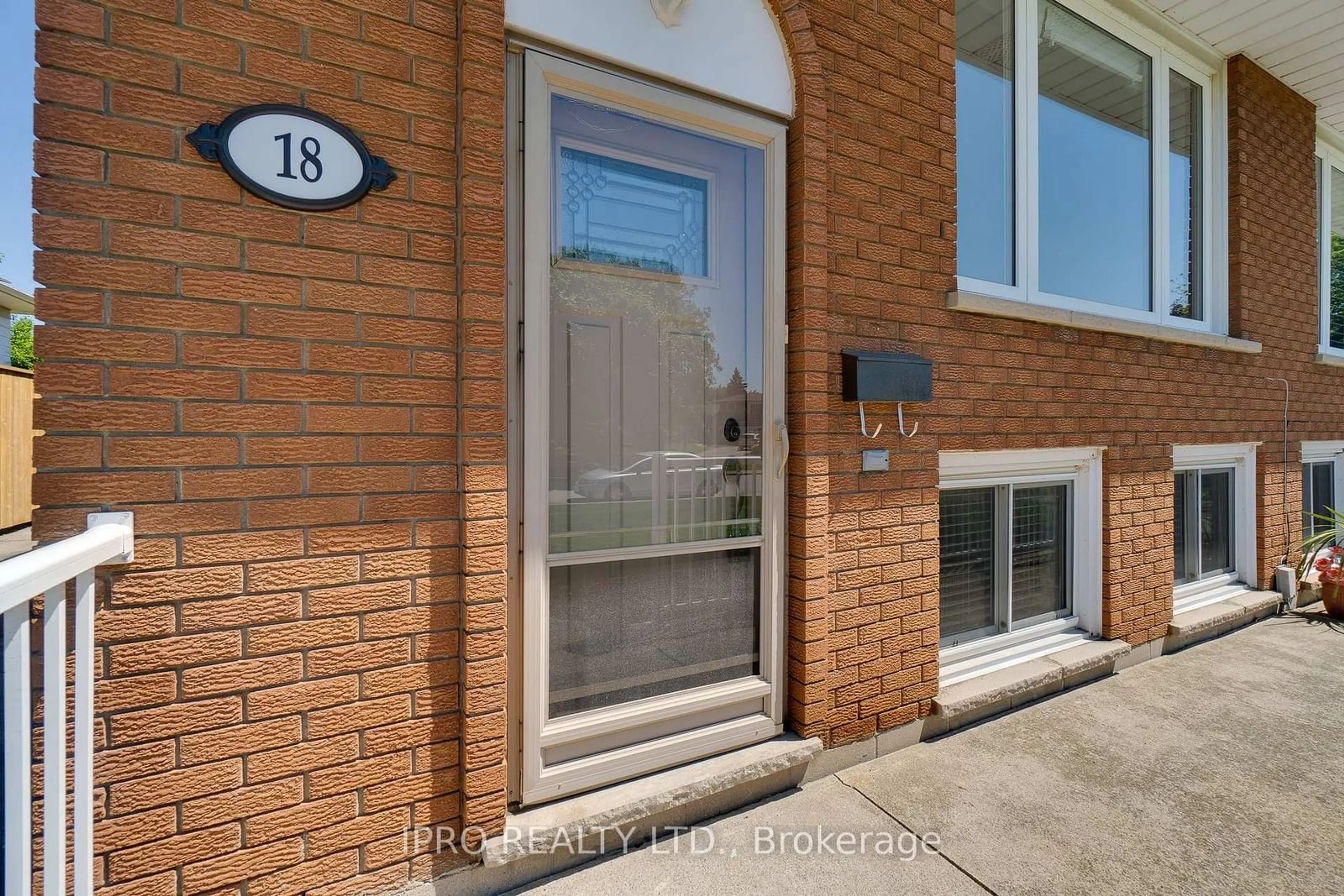 Indoor entryway for 18 Costain Crt, Hamilton Ontario L9C 5V5