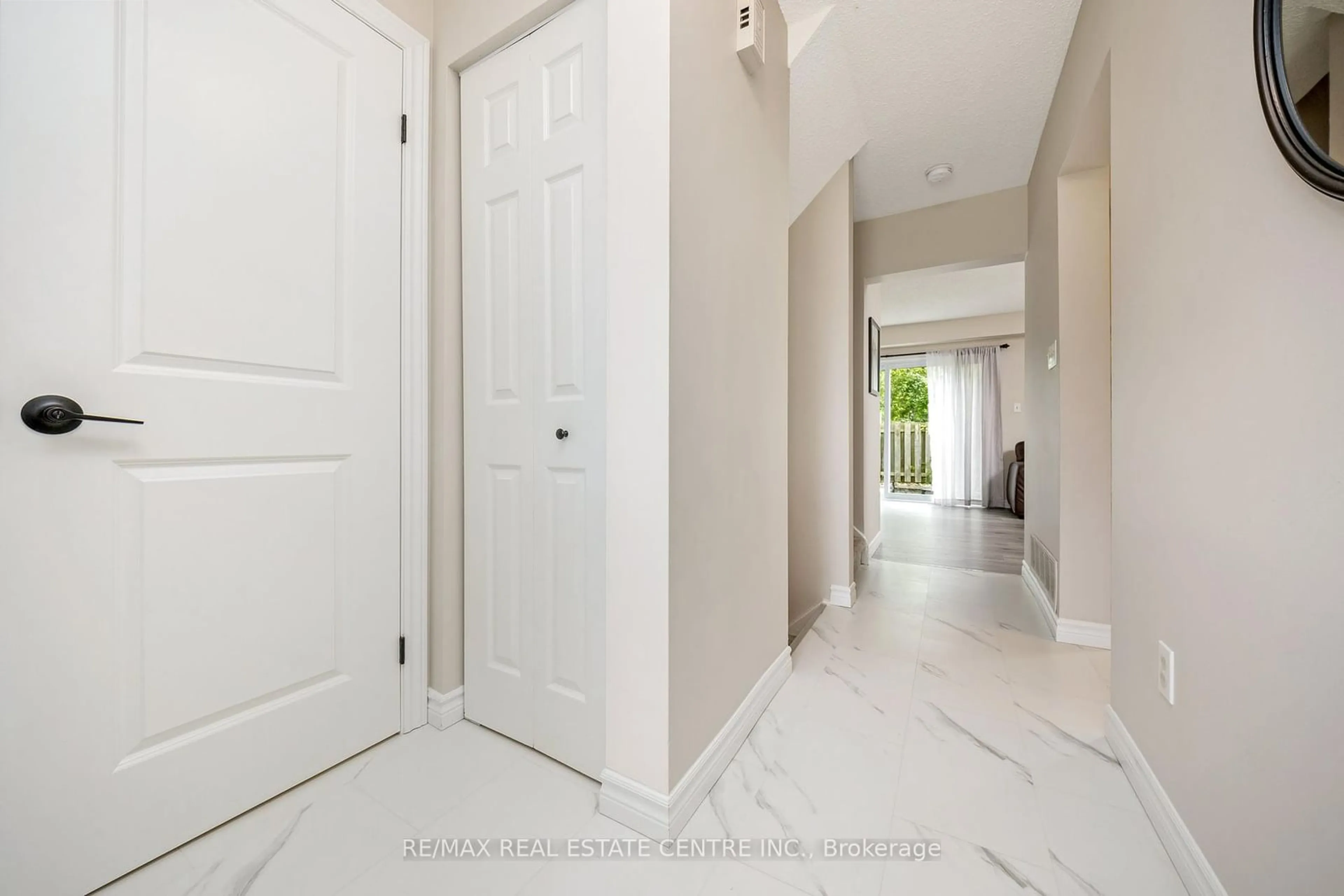 Indoor foyer, wood floors for 125 Sekura Cres #36, Cambridge Ontario N1R 8B4