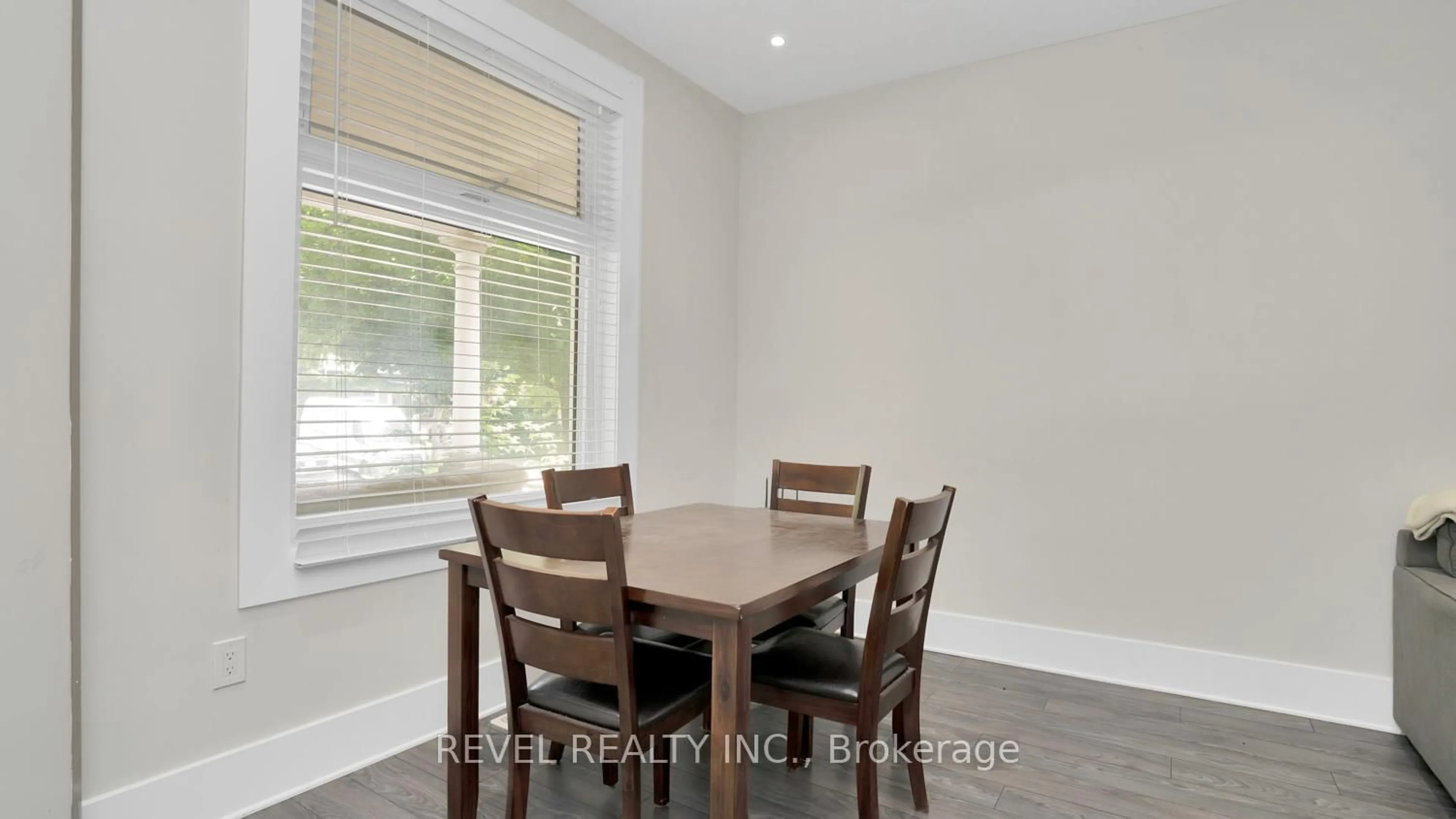 Dining room, wood floors, cottage for 33 Yale St, London Ontario N6A 3Y3