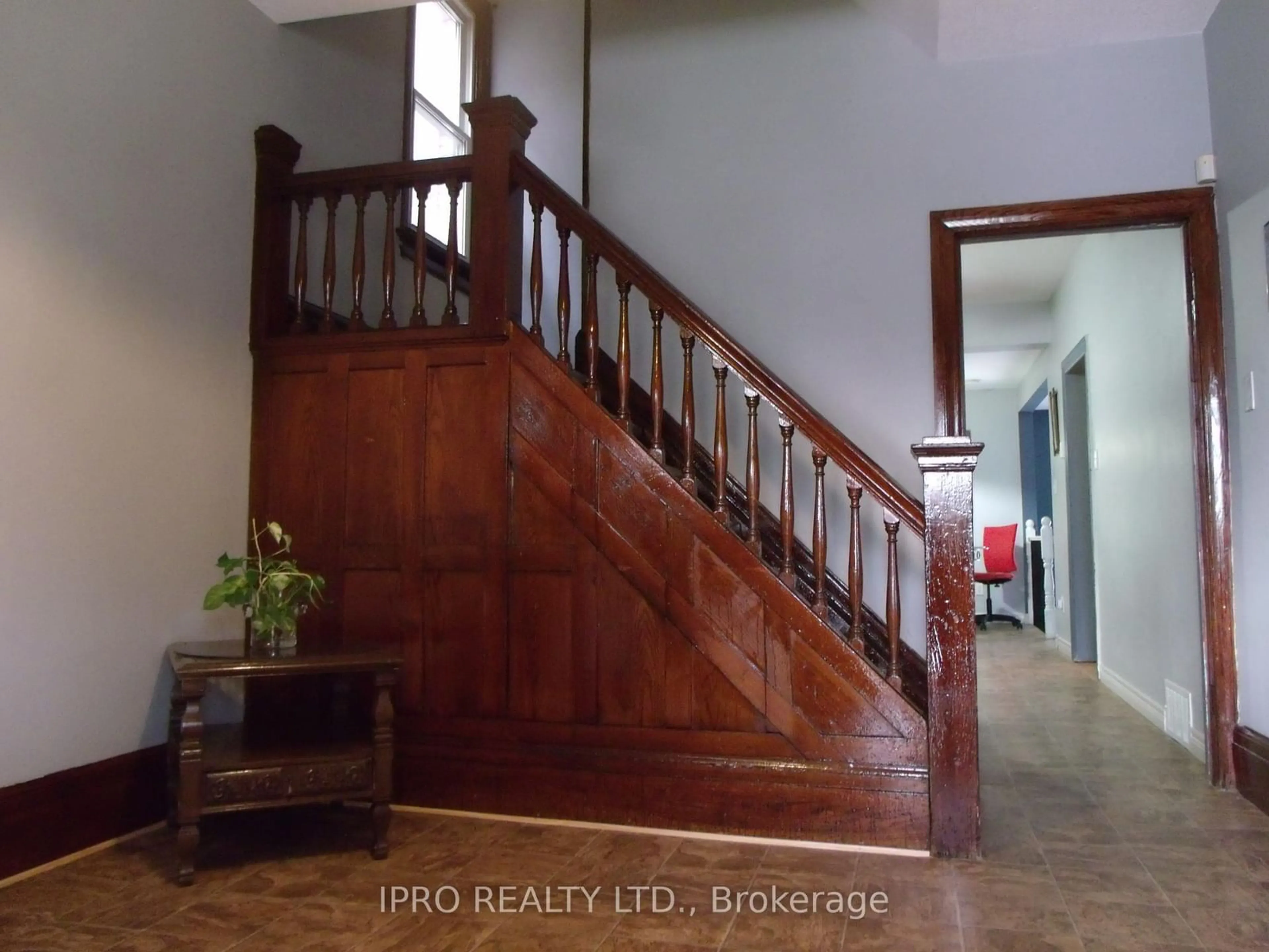 Indoor foyer for 74 State St, Welland Ontario L3B 4K5