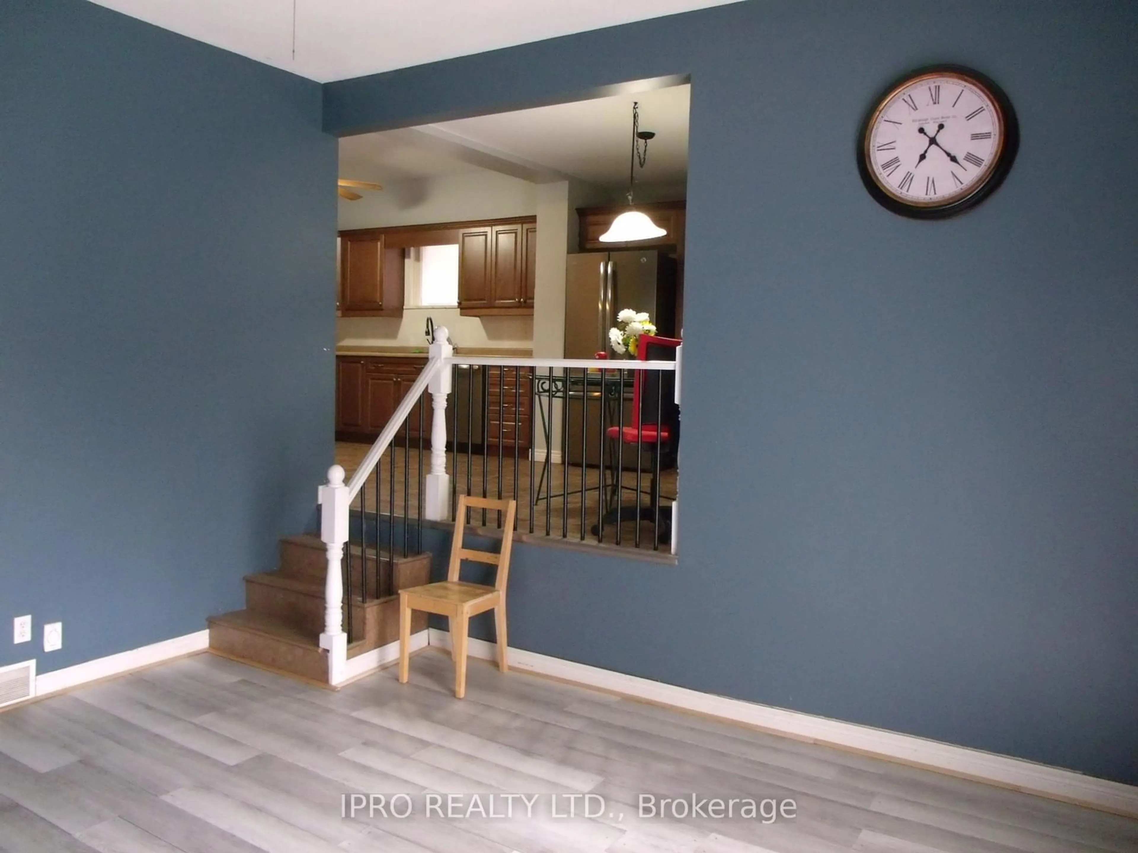 Indoor foyer, wood floors for 74 State St, Welland Ontario L3B 4K5