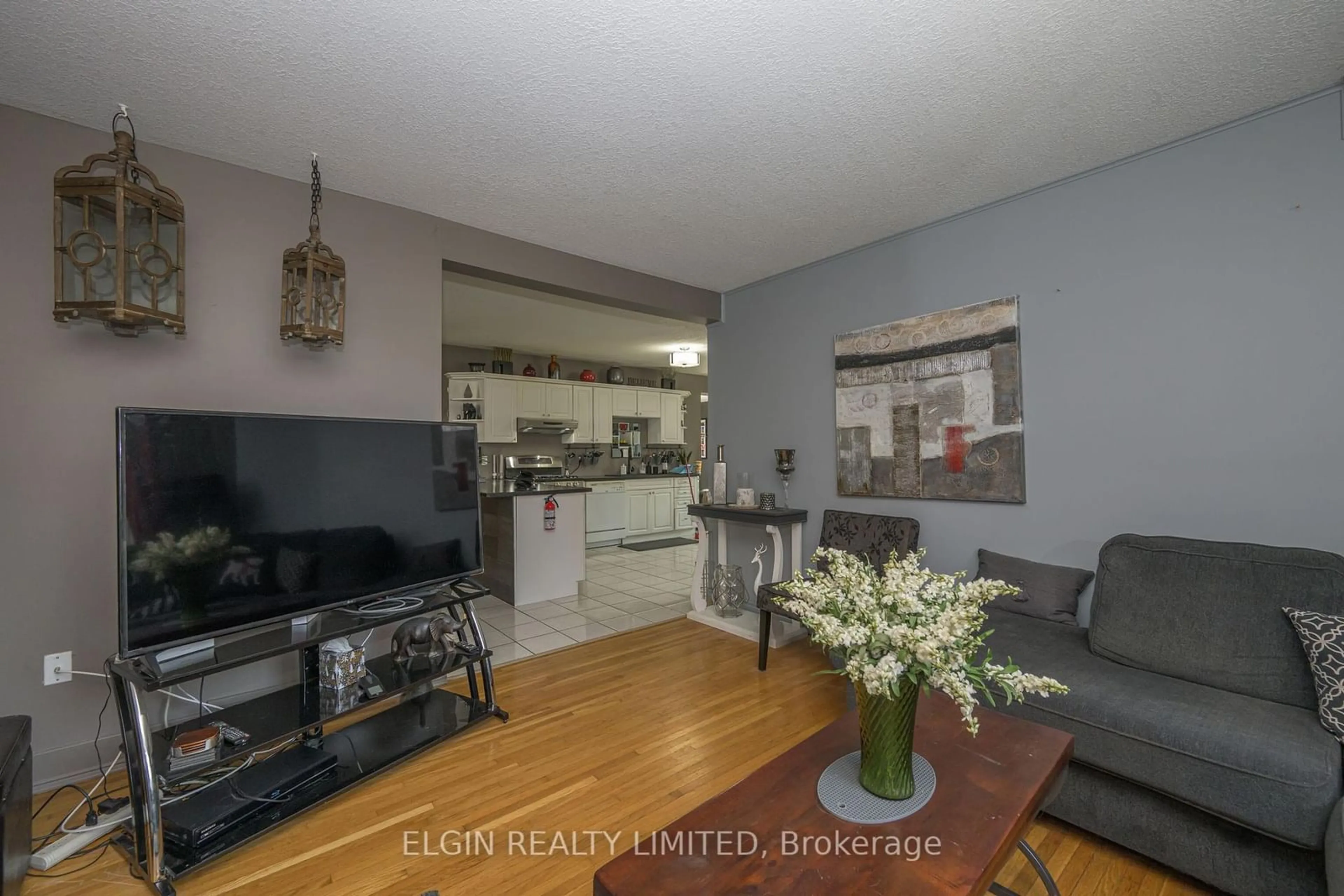 Living room, wood floors for 27 Fairview Ave, St. Thomas Ontario N5R 4X2